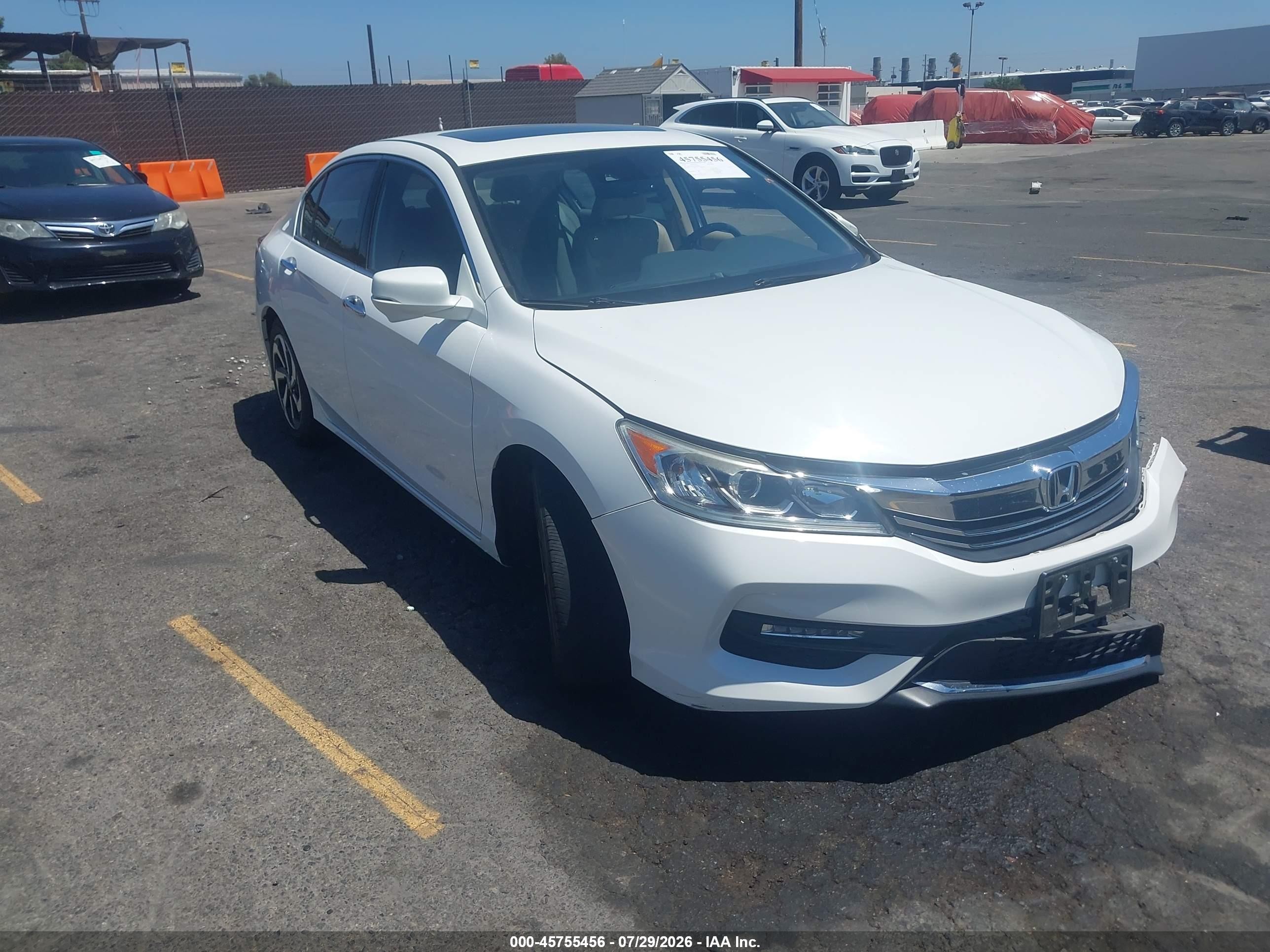 2016 Honda Accord EX-L, VIN 1HGCR3F03GA019885 — Перед