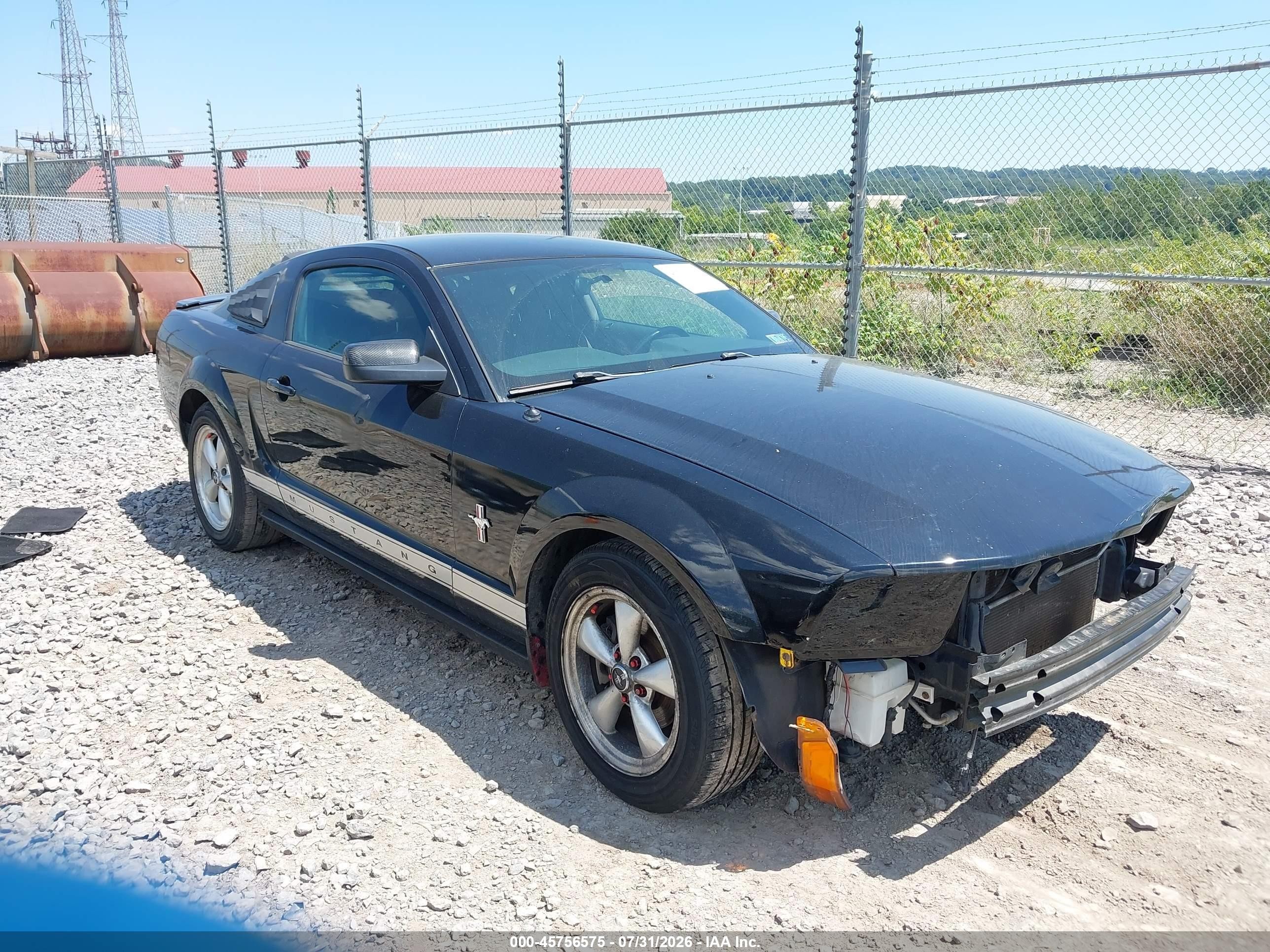 2007 Ford Mustang Deluxe, VIN 1ZVFT80N475349717 — Перед