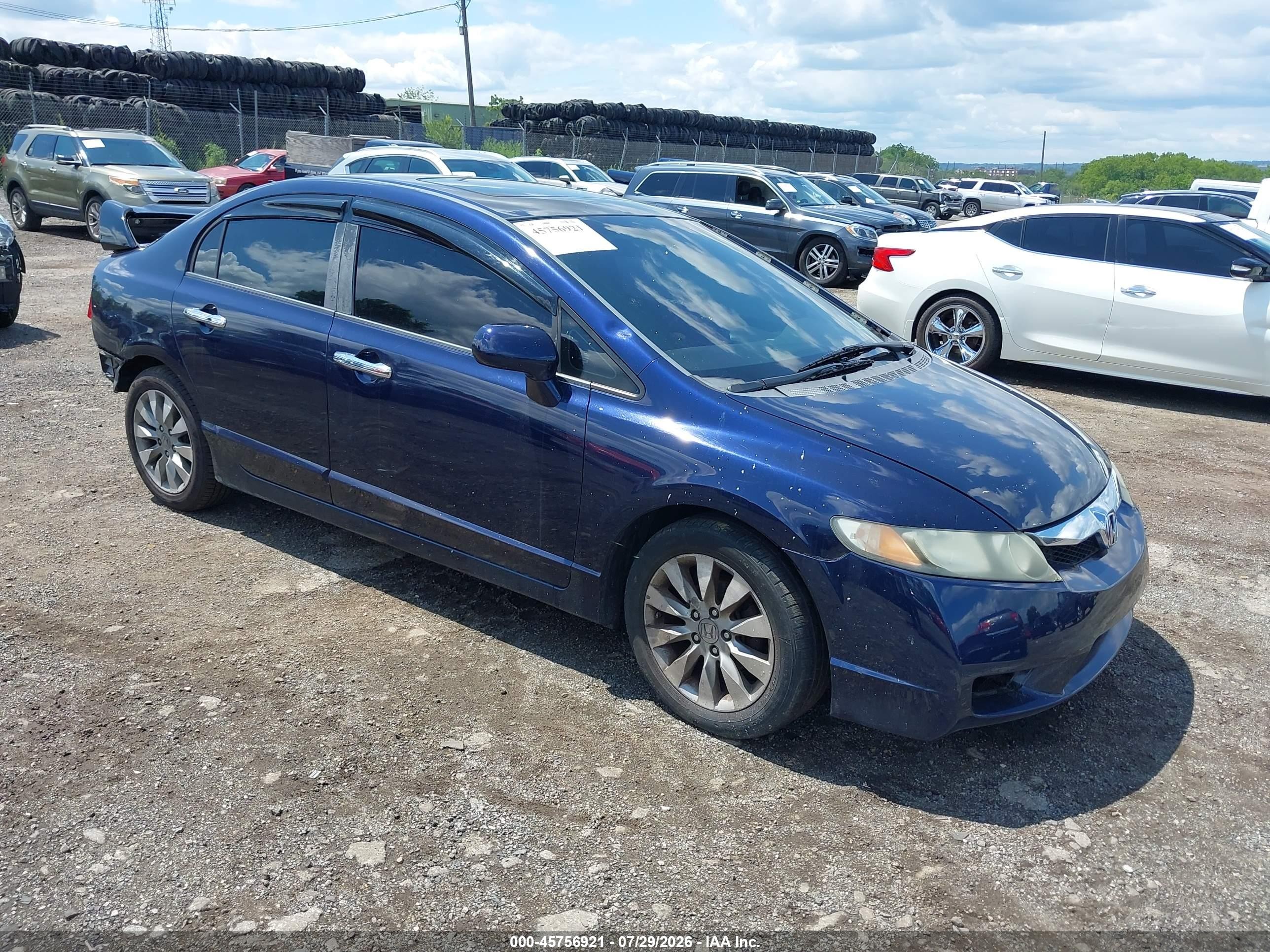 2011 Honda Civic EX-L, VIN 19XFA1F95BE018975 — Side