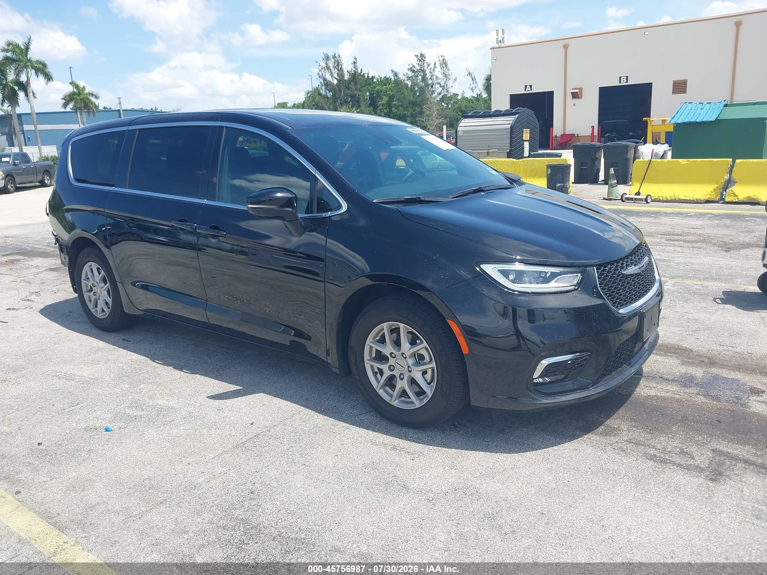 2025 Chrysler Pacifica Select, VIN 2C4RC1BG1SR532087 — Rear end