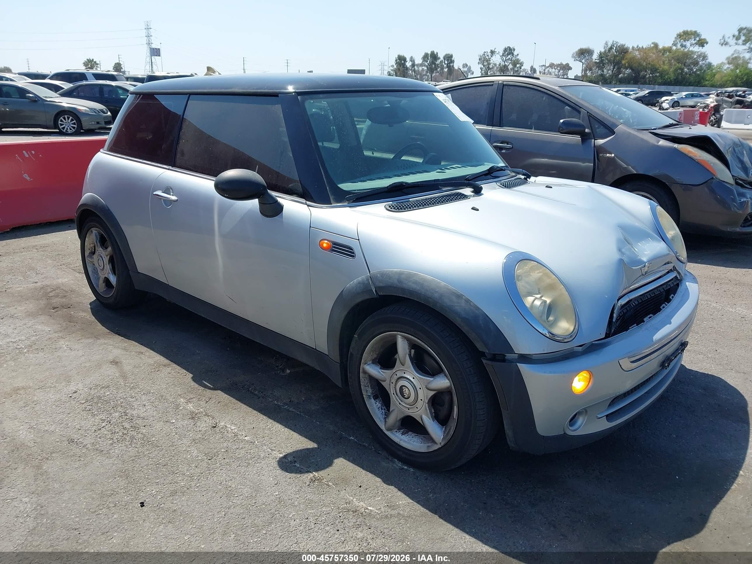 2006 MINI Hardtop, VIN WMWRC33546TK71588 — Перед