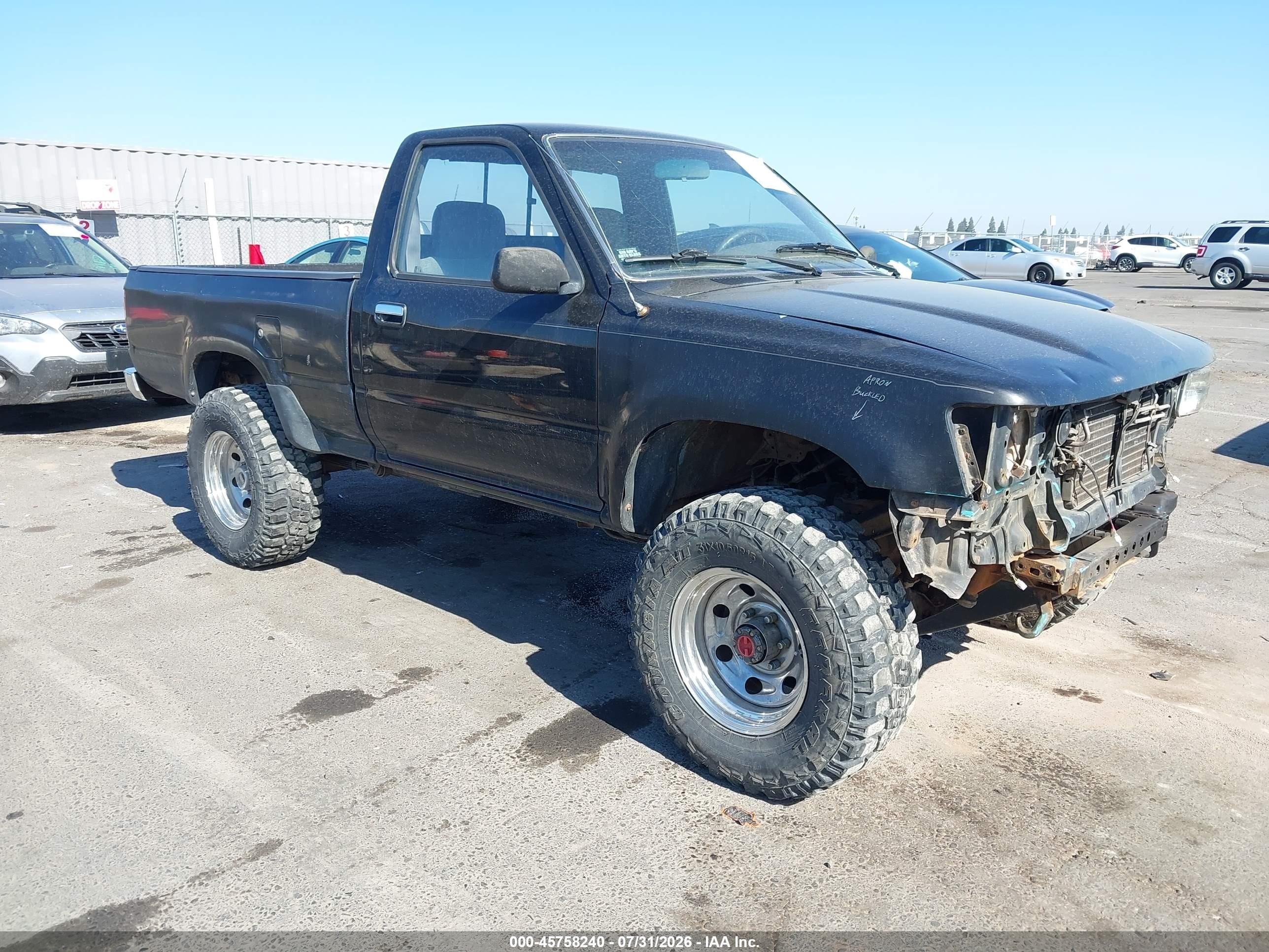 1989 Toyota Pickup DLX, VIN JT4RN01P3K4008352 — Перед