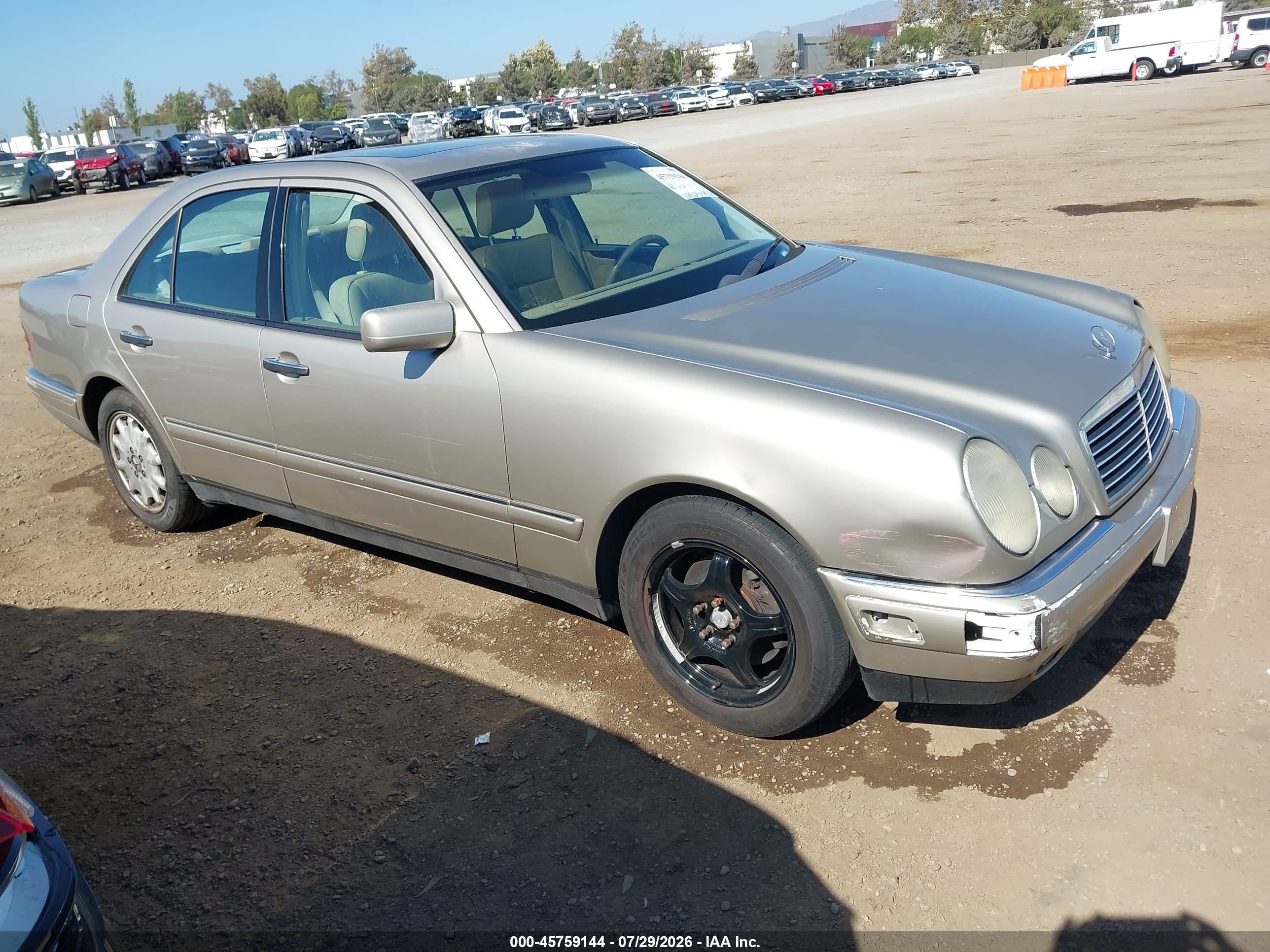 1999 Mercedes-Benz E 320, VIN WDBJF65H5XA875145 — Normal wear