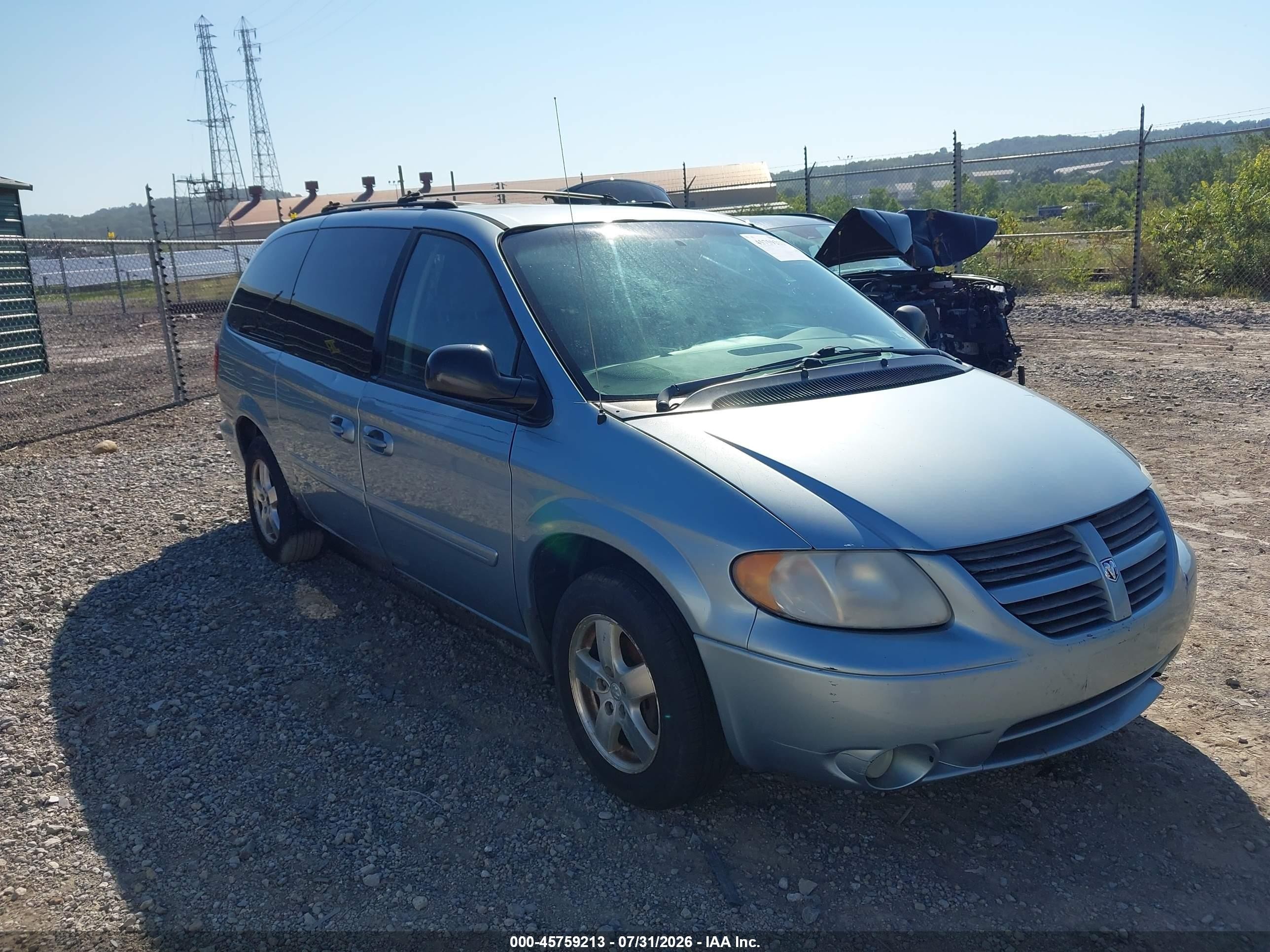 2005 Dodge Caravan SXT, VIN 2D4GP44LX5R464984 — Normal wear