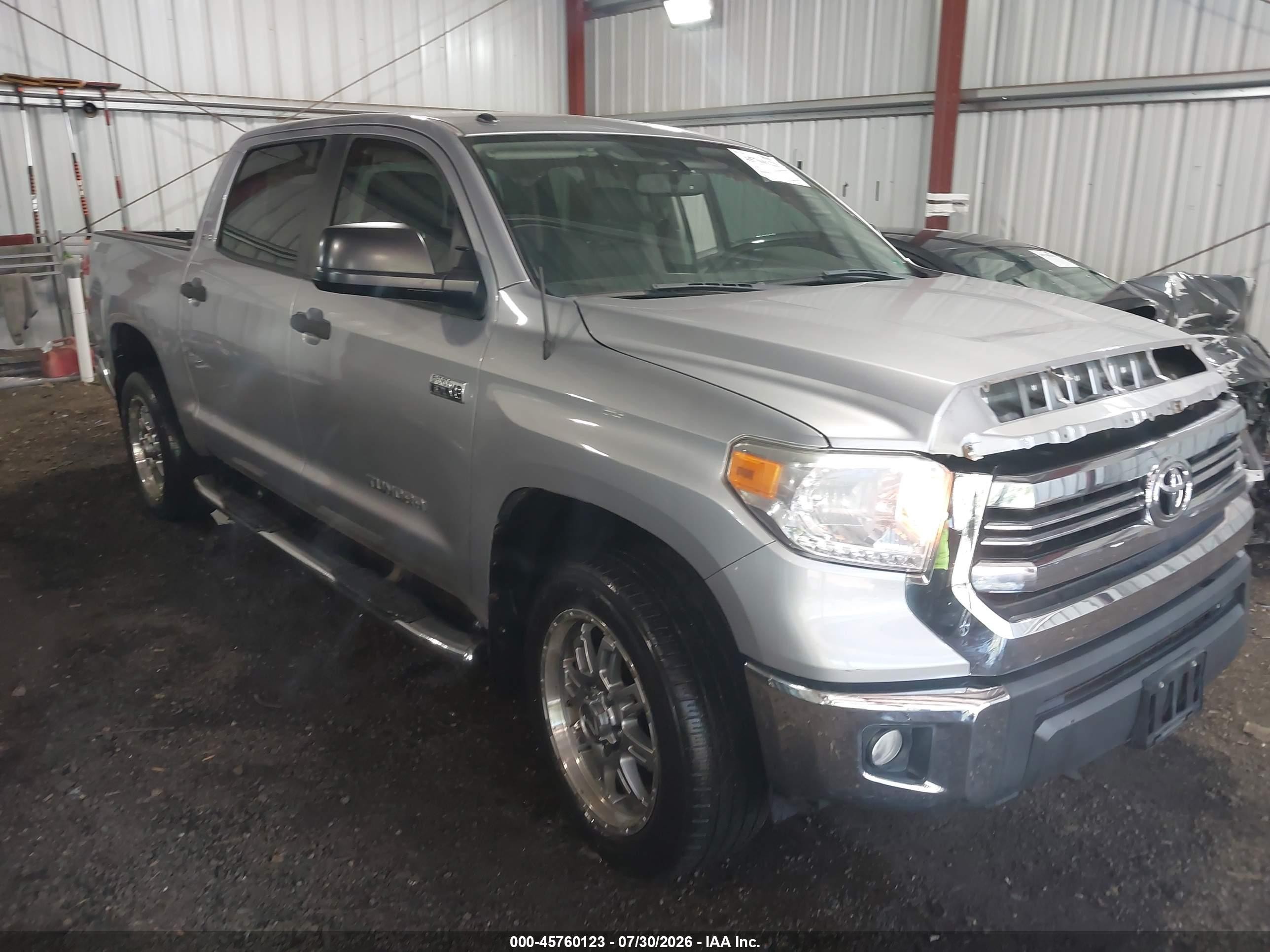 2017 Toyota Tundra SR5, VIN 5TFDW5F13HX592199 — Бок
