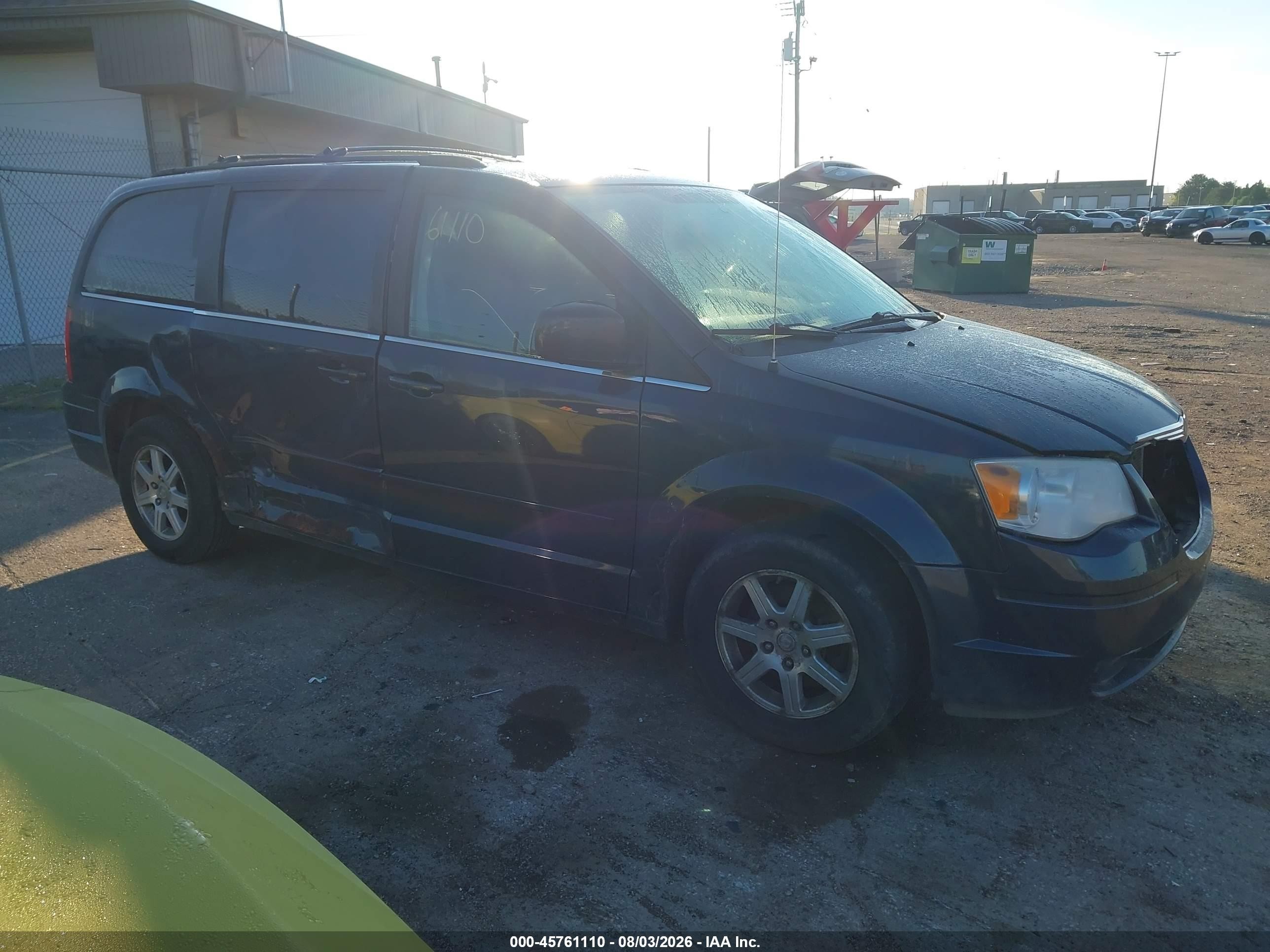 2008 Chrysler Town & Country Touring, VIN 2A8HR54P98R676115 — Side