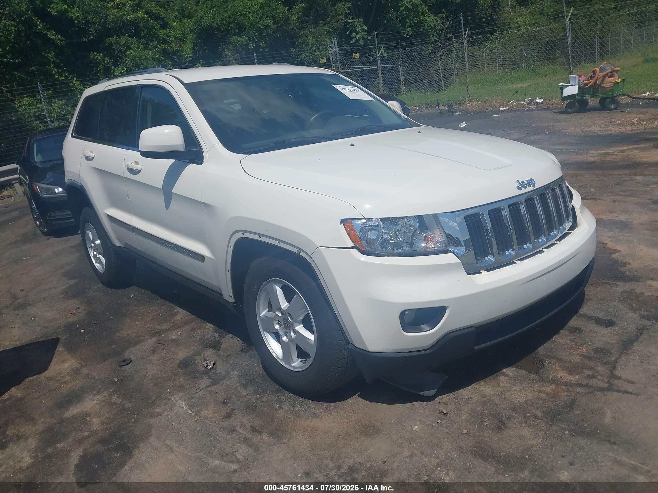 2012 Jeep Grand Cherokee Laredo, VIN 1C4RJEAG2CC210003 — Front end