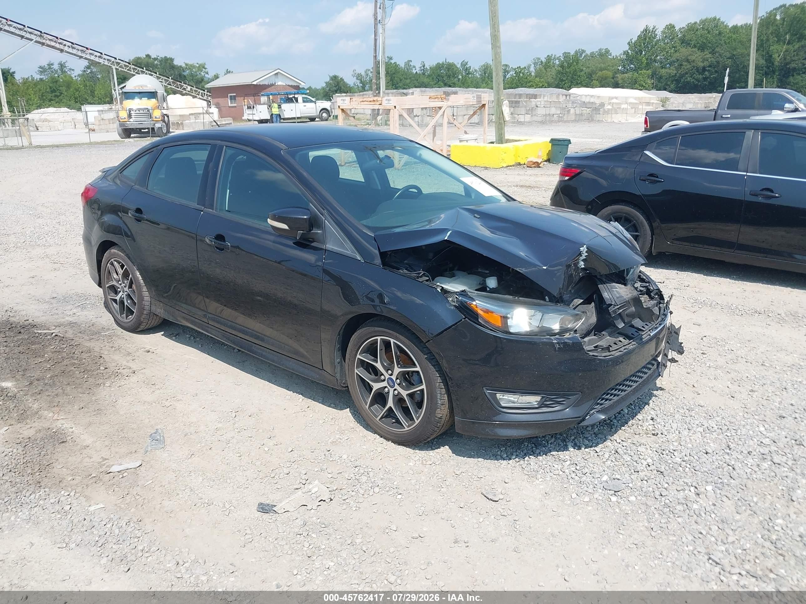 2016 Ford Focus SE, VIN 1FADP3F27GL236375 — Front end