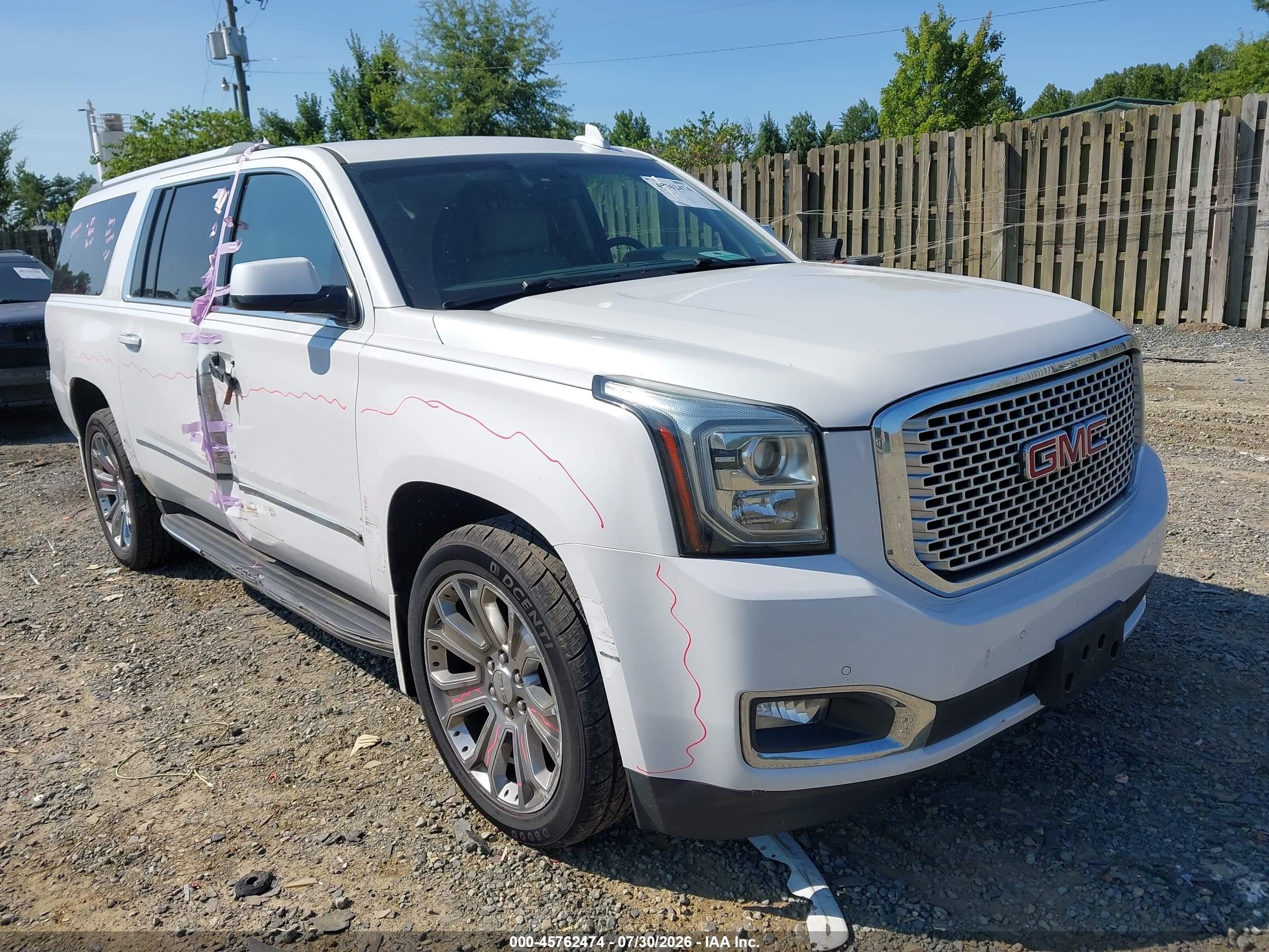 2016 GMC Yukon XL Denali, VIN 1GKS2HKJ7GR403278 — Бок