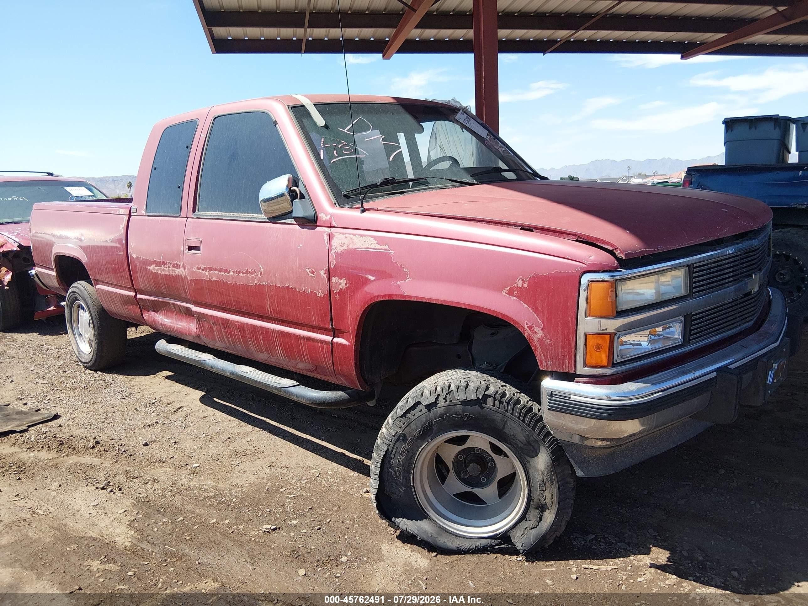 1990 Chevrolet Silverado 1500, VIN 2GCEC19K3L1151026 — Side
