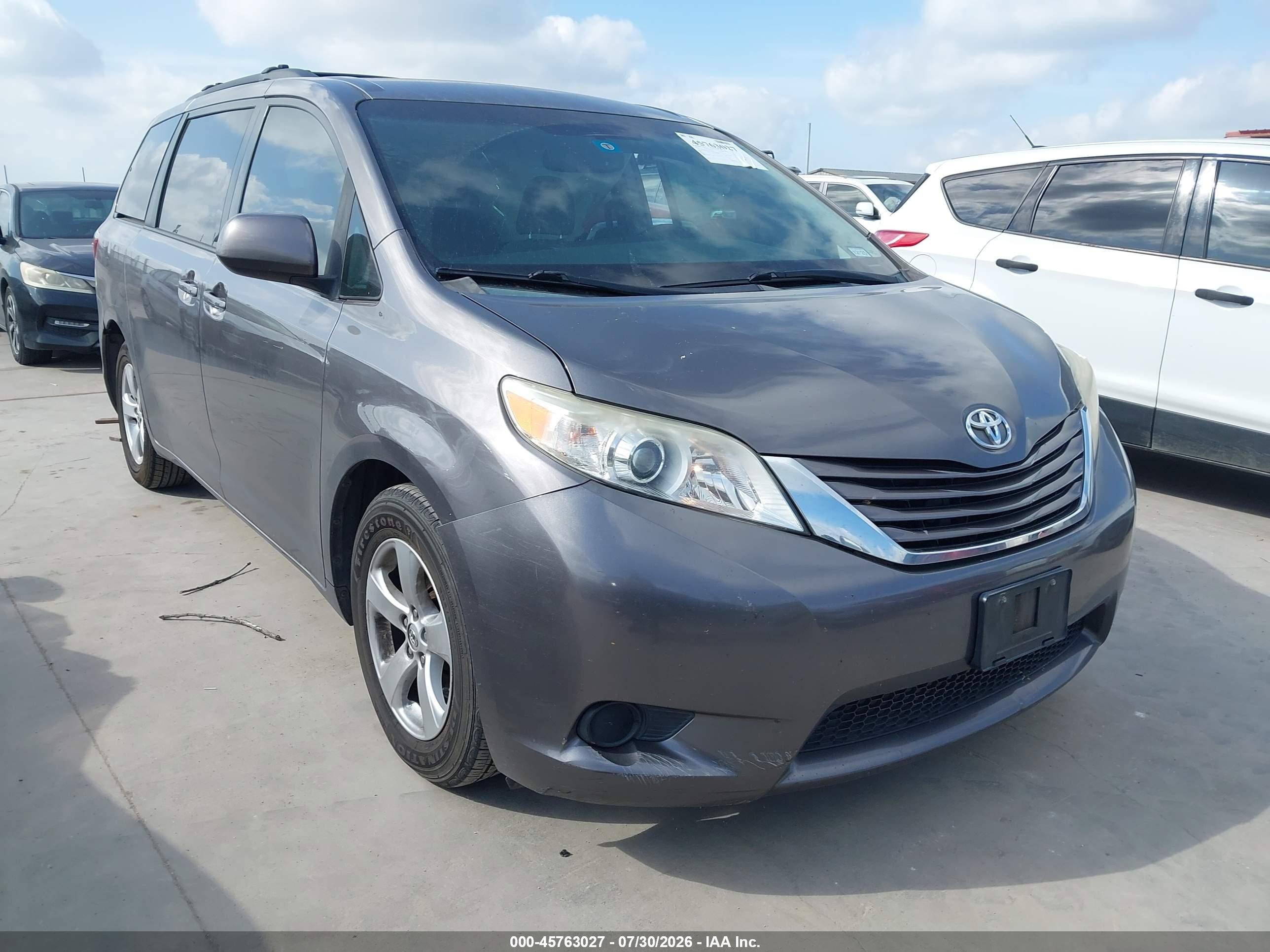 2015 Toyota Sienna LE, VIN 5TDKK3DC1FS528340 — Normal wear