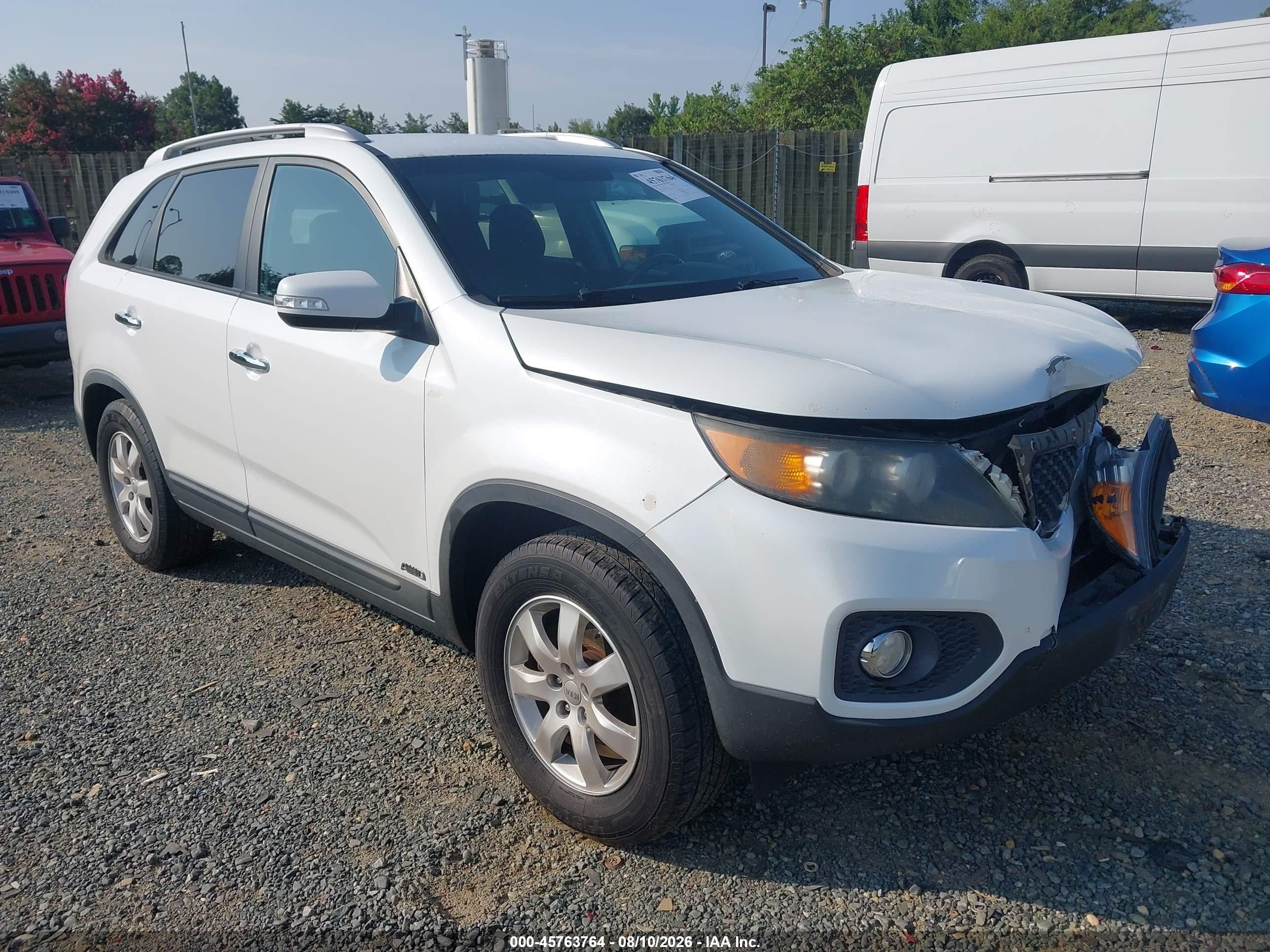 2013 Kia Sorento LX, VIN 5XYKTDA67DG406450 — Front end