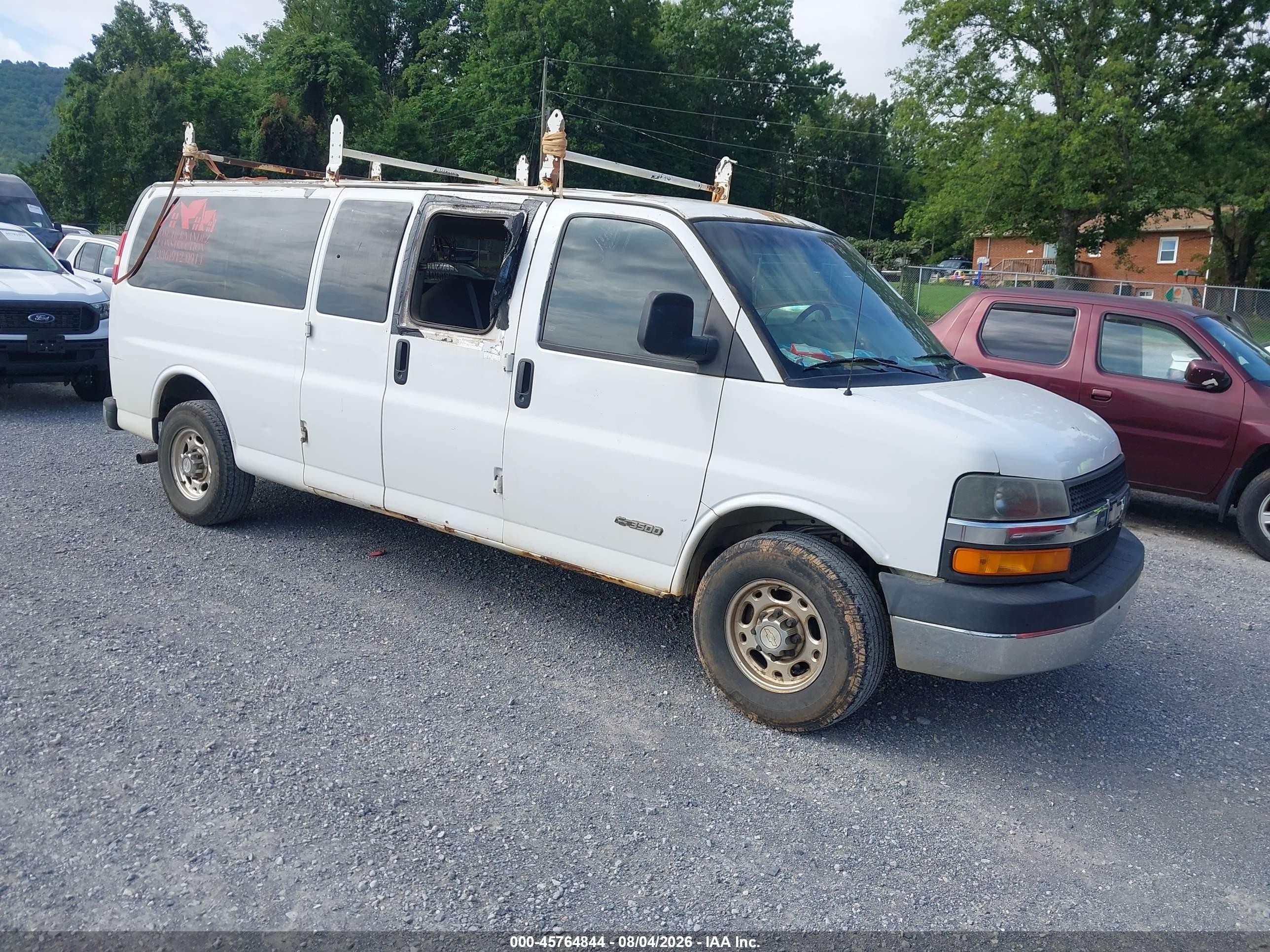 2004 Chevrolet Express Passenger, VIN 1GAHG39U141236610 — Зад