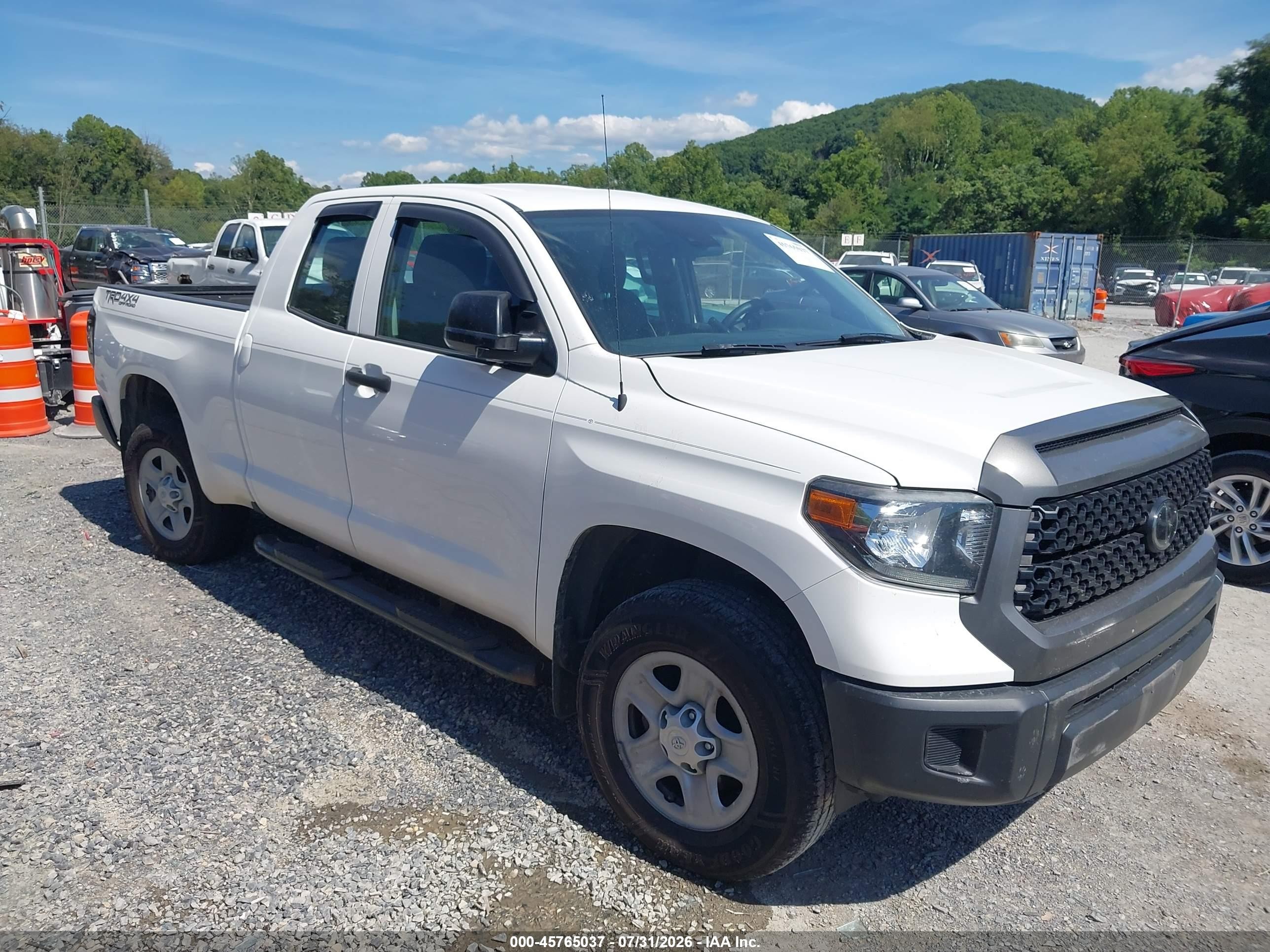 2018 Toyota Tundra SR, VIN 5TFUM5F1XJX075509 — Бок