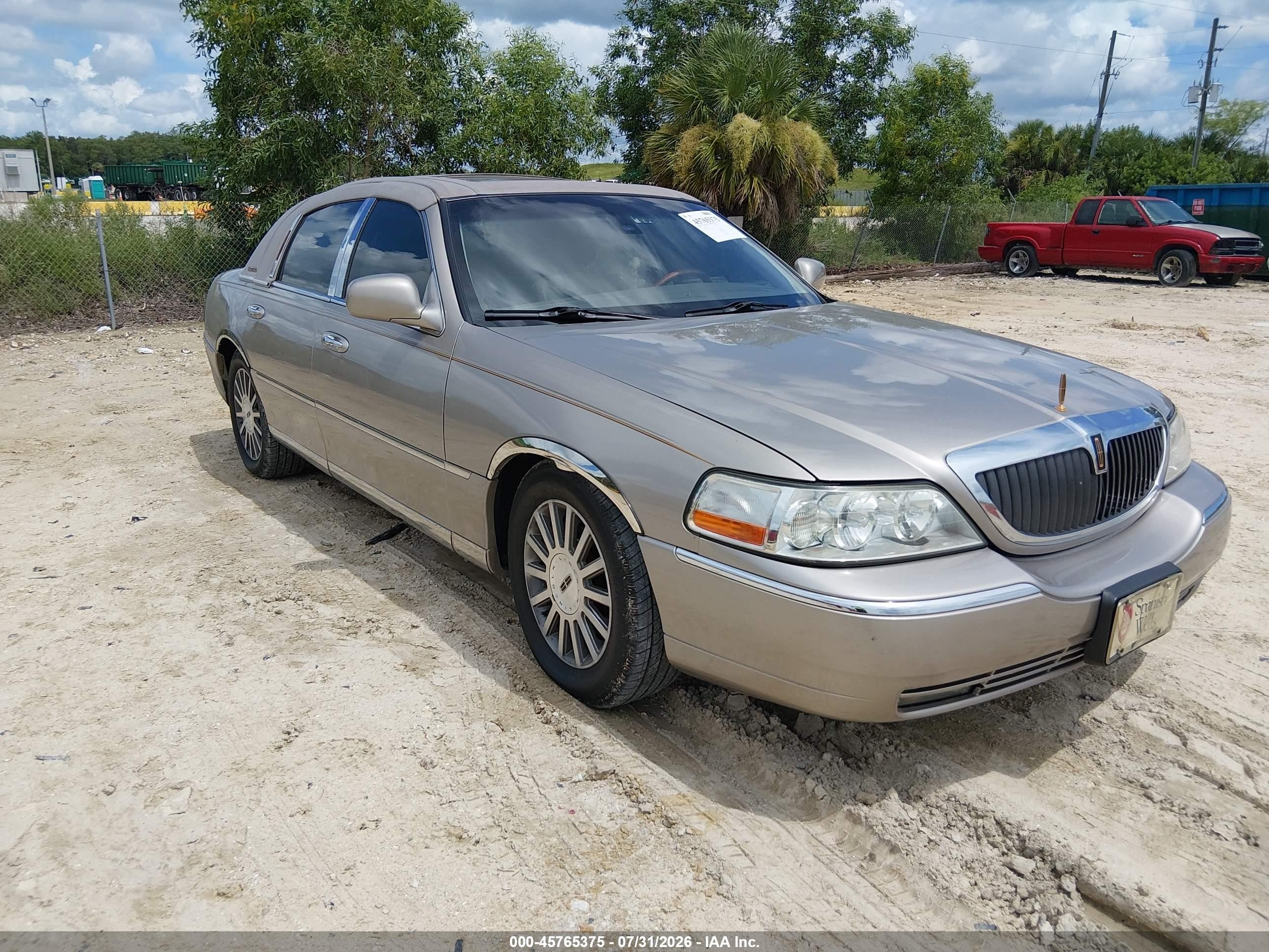 2003 Lincoln Town Car Signature, VIN 1LNHM82W83Y672185 — Перед