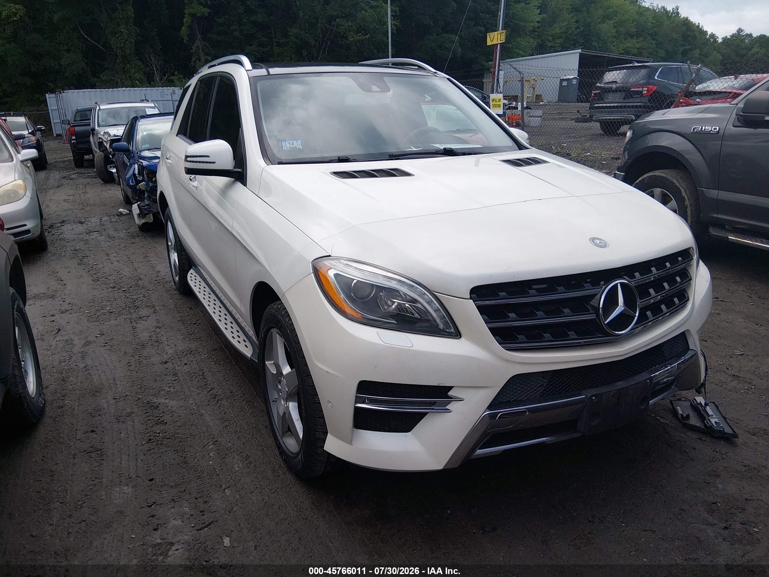 2013 Mercedes-Benz M 550, VIN 4JGDA7DB0DA181549 — Front end
