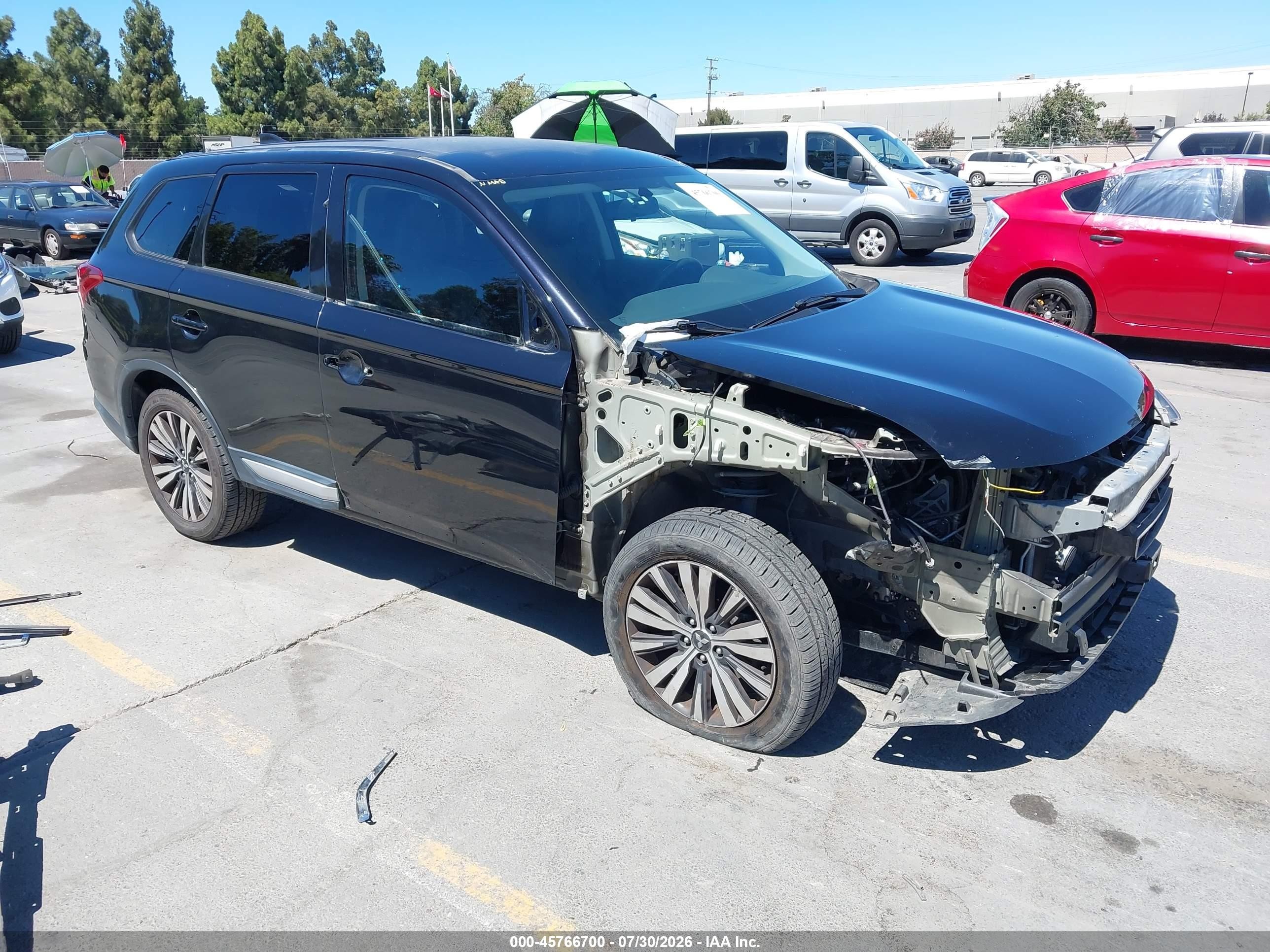 2019 Mitsubishi Outlander ES, VIN JA4AZ3A34KZ046525 — Front end