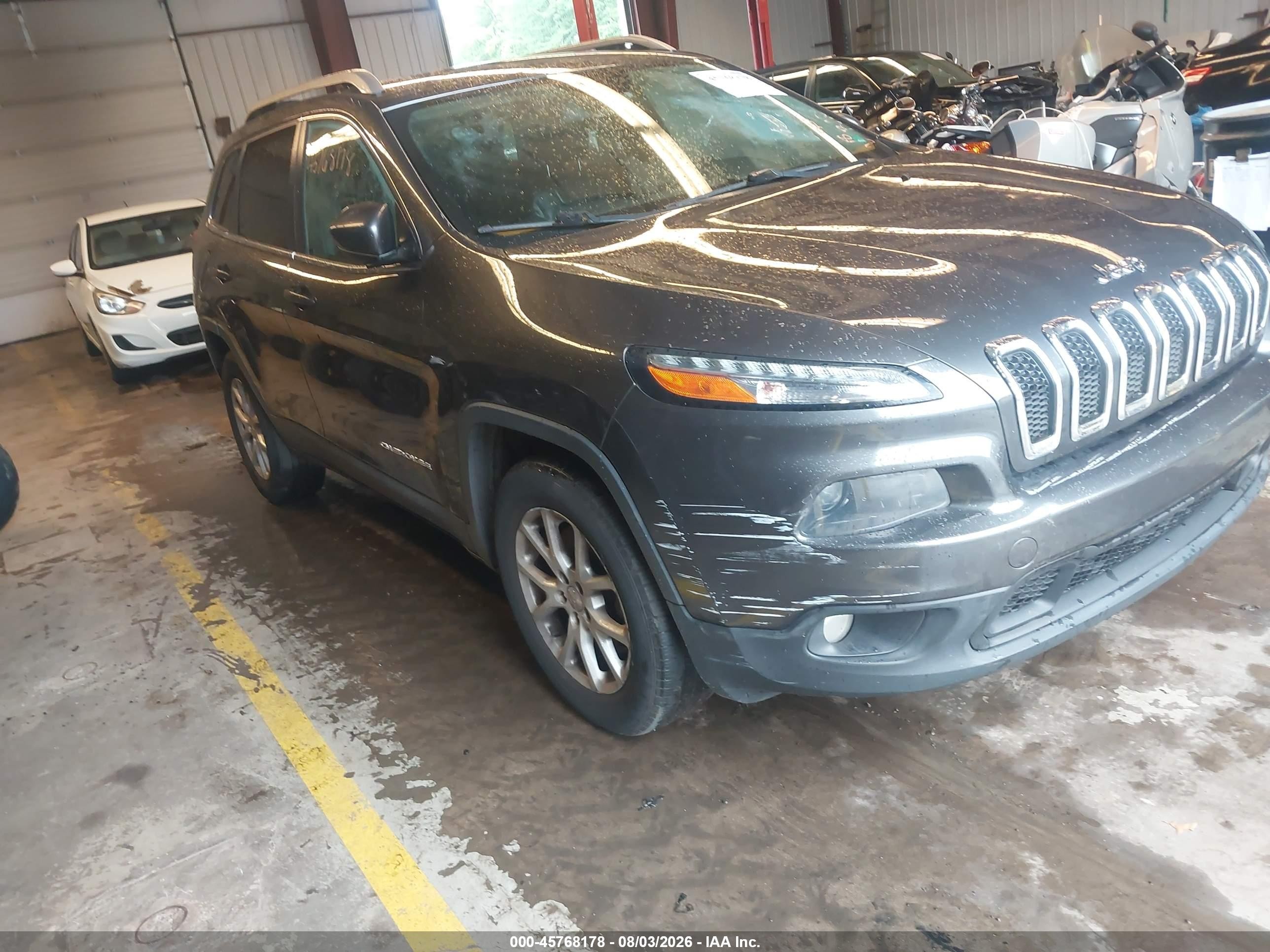 2015 Jeep Cherokee Latitude, VIN 1C4PJMCS9FW635160 — Перед