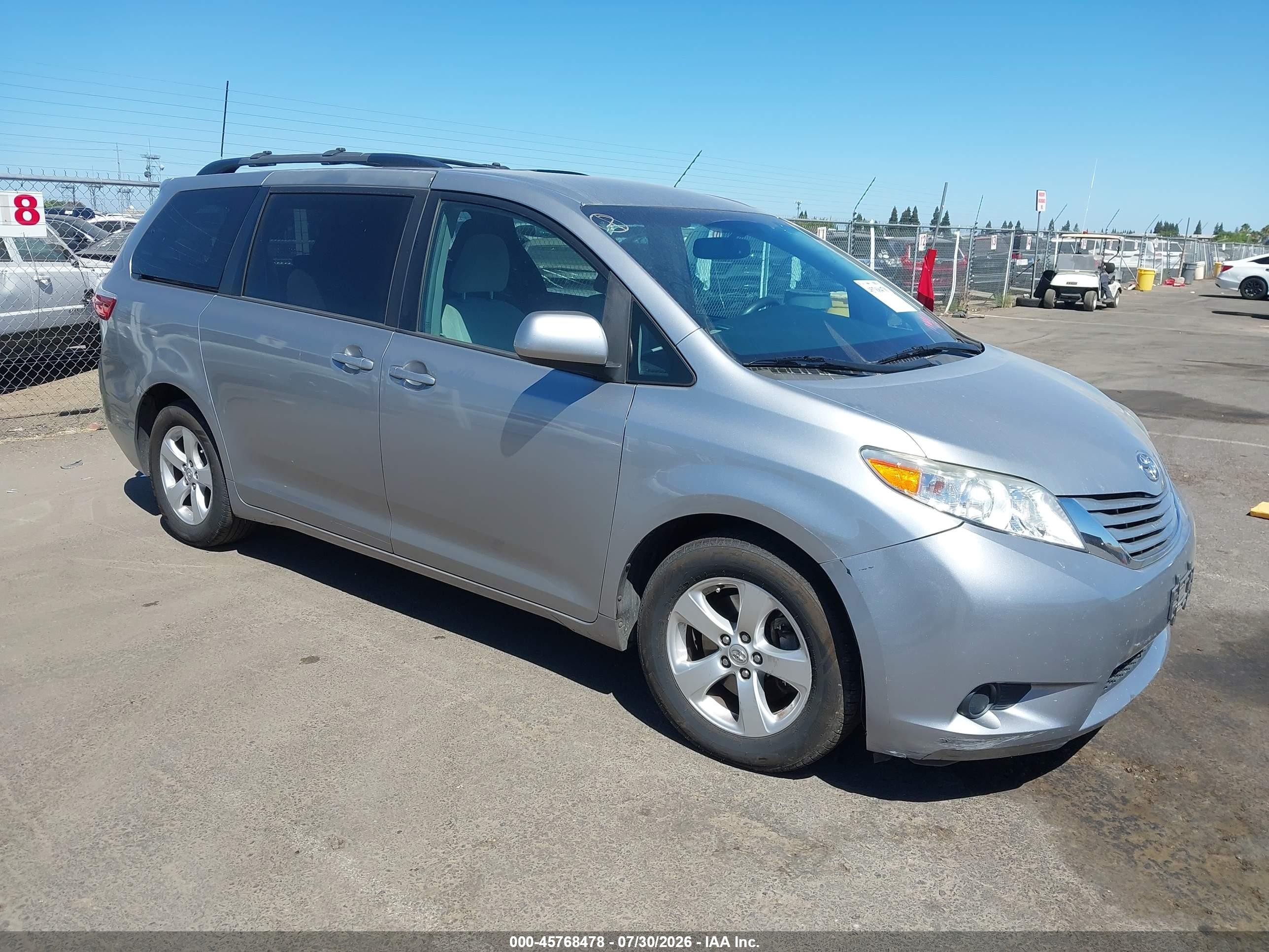 2017 Toyota Sienna LE, VIN 5TDKZ3DC5HS881078 — Rear end