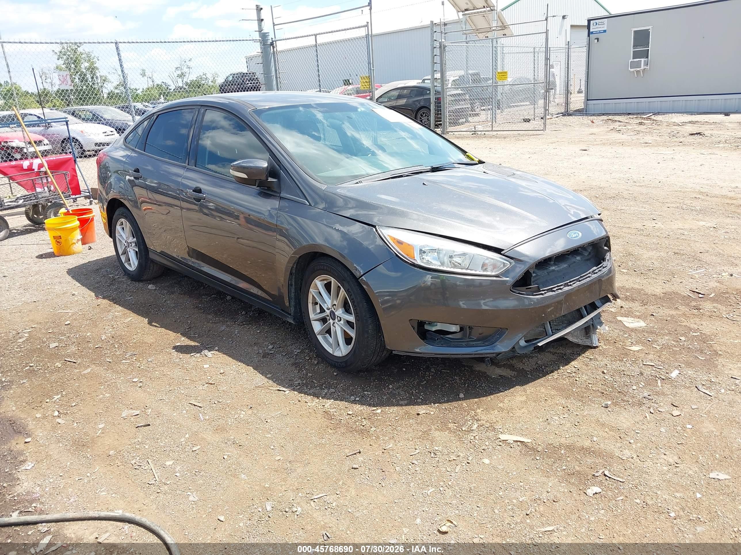 2015 Ford Focus SE, VIN 1FADP3F22FL381872 — Front end