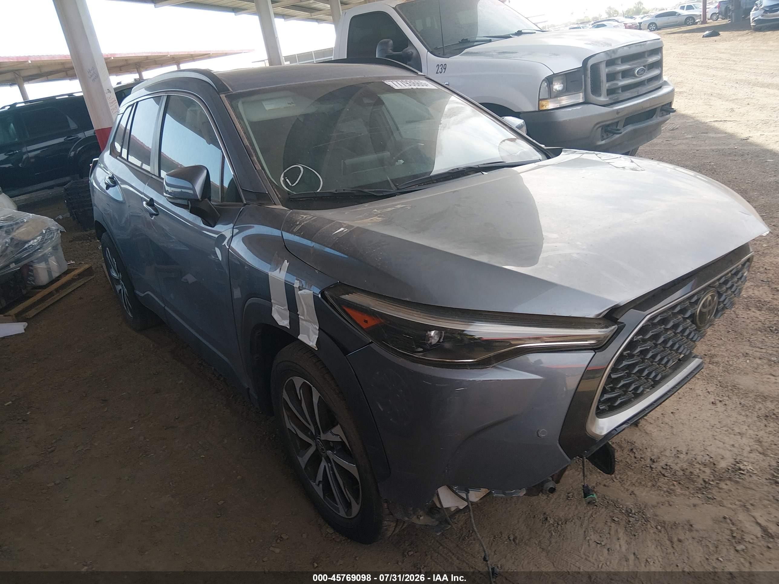 2022 Toyota Corolla Cross XLE, VIN 7MUDAAAG3NV030944 — Front end