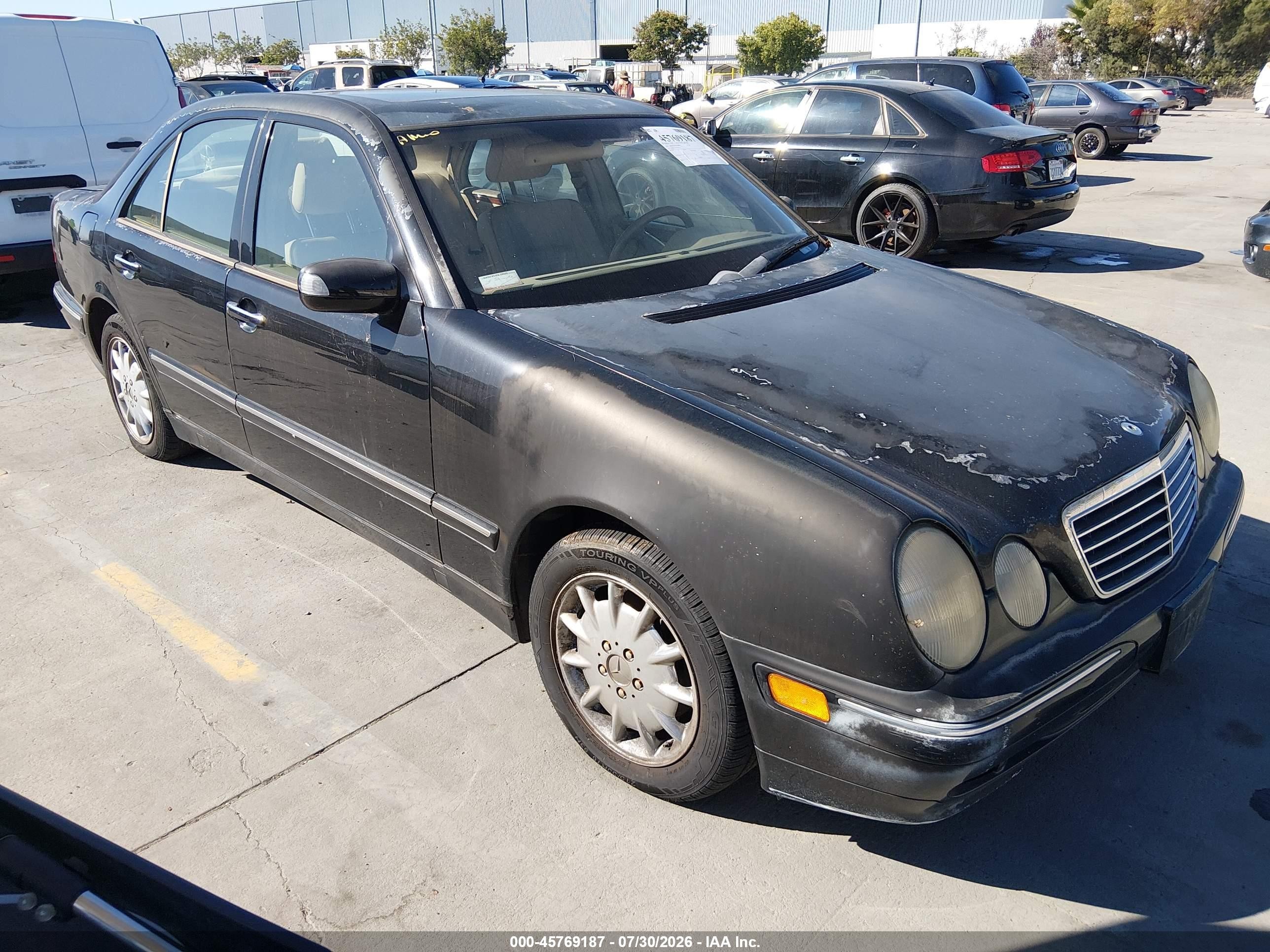 2001 Mercedes-Benz E 320, VIN WDBJF65J31X054570 — Normal wear