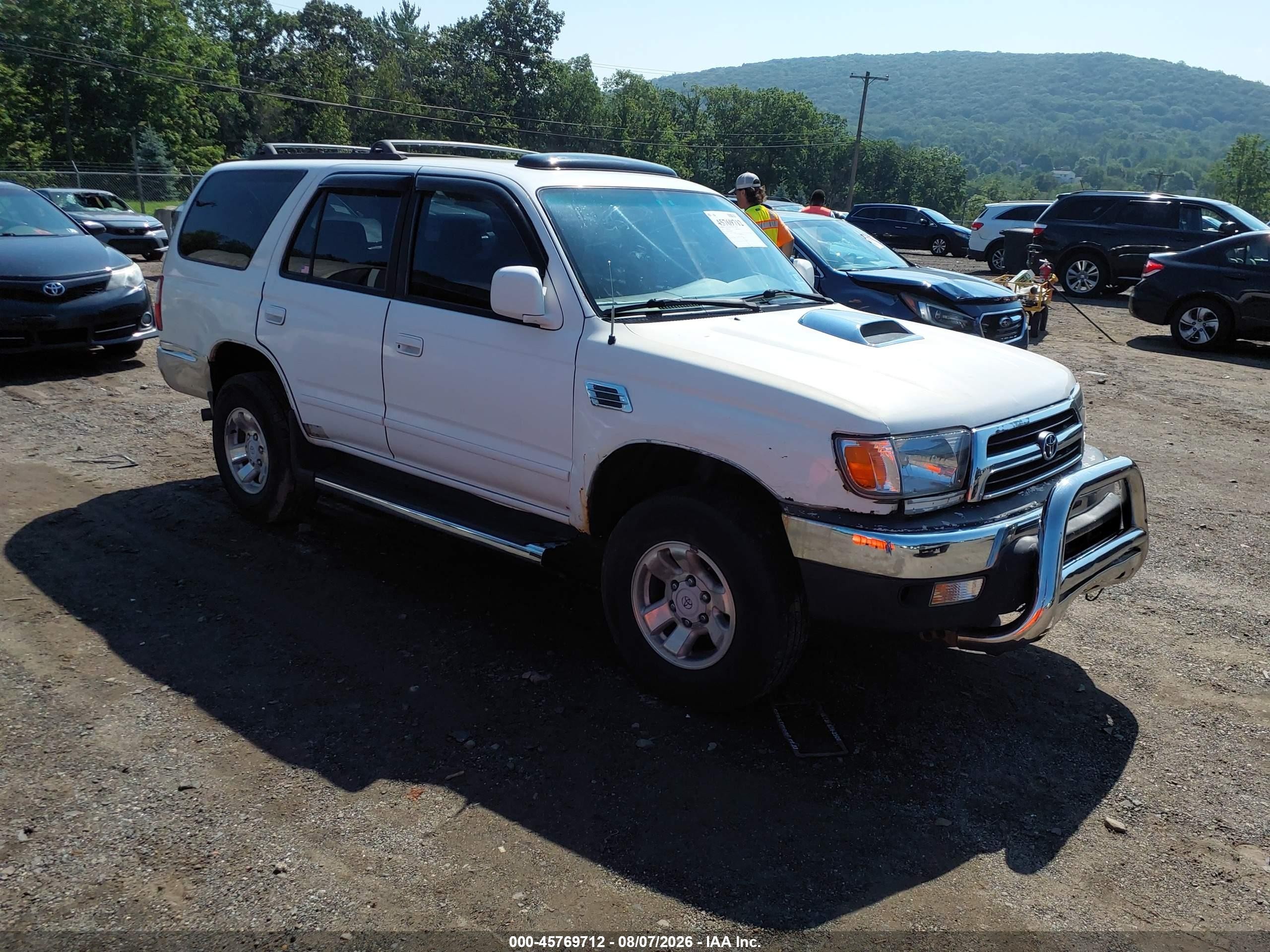 1999 Toyota 4Runner SR5, VIN JT3GN86R3X0106980 — Normal wear