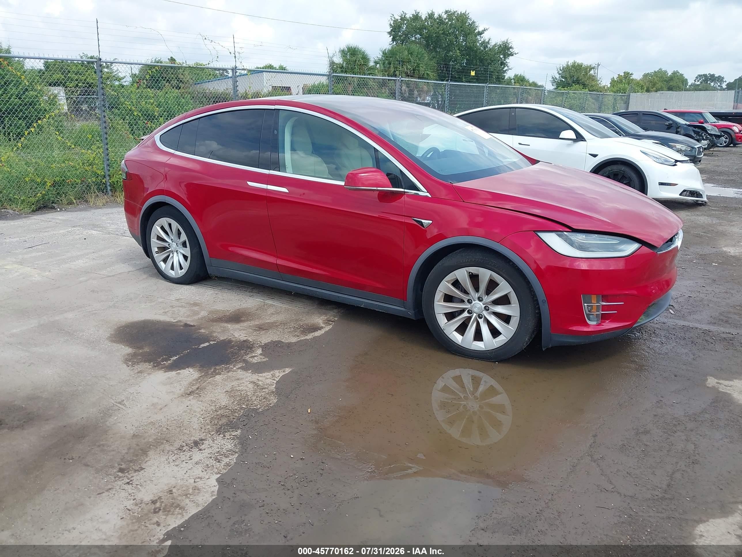 2018 Tesla Model X 75D, VIN 5YJXCBE23JF121877 — Перед