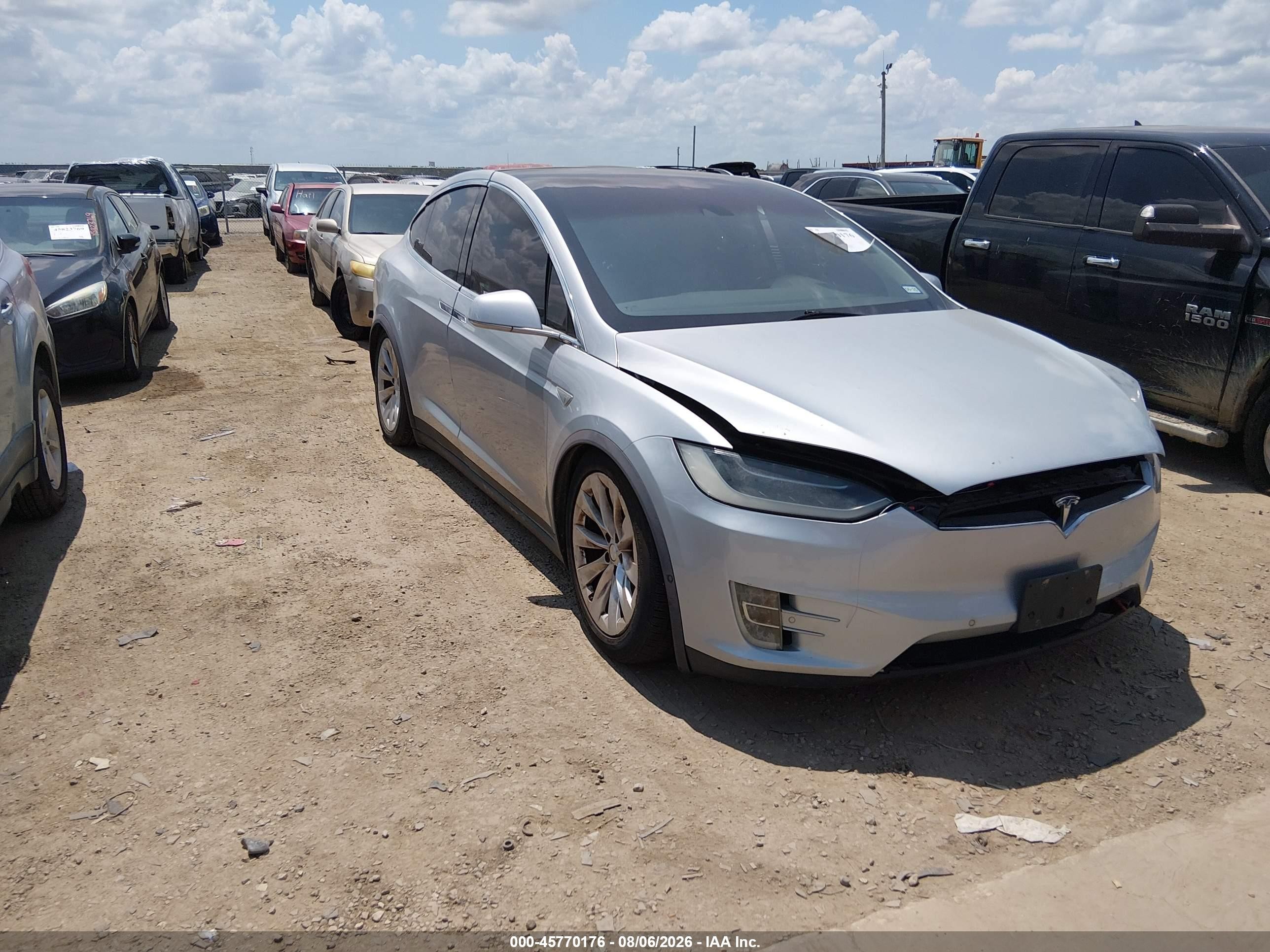 2016 Tesla Model X 70D, VIN 5YJXCAE25GF006104 — Бок