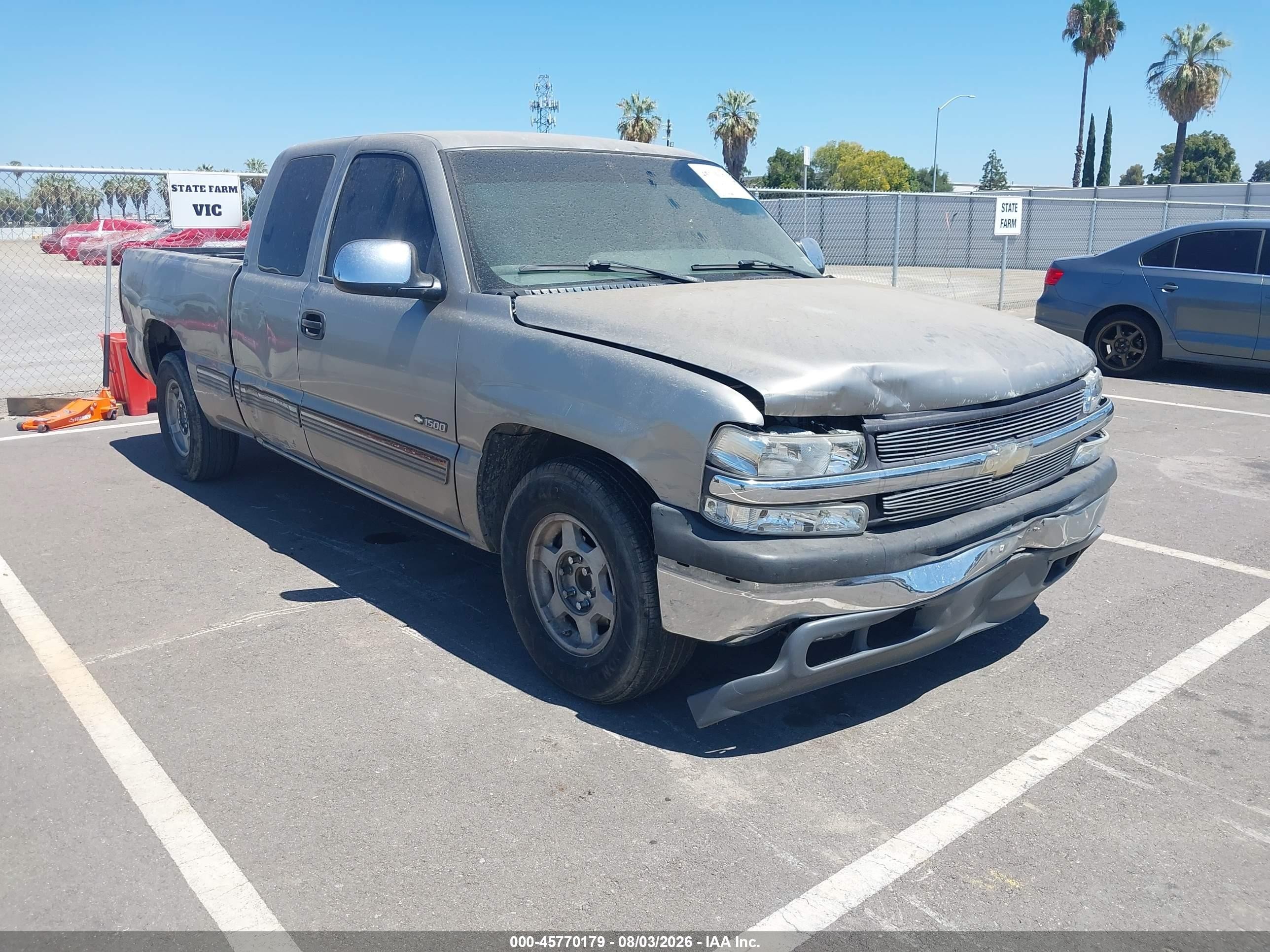 2000 Chevrolet Silverado 1500 LS, VIN 2GCEC19T0Y1296279 — Front end