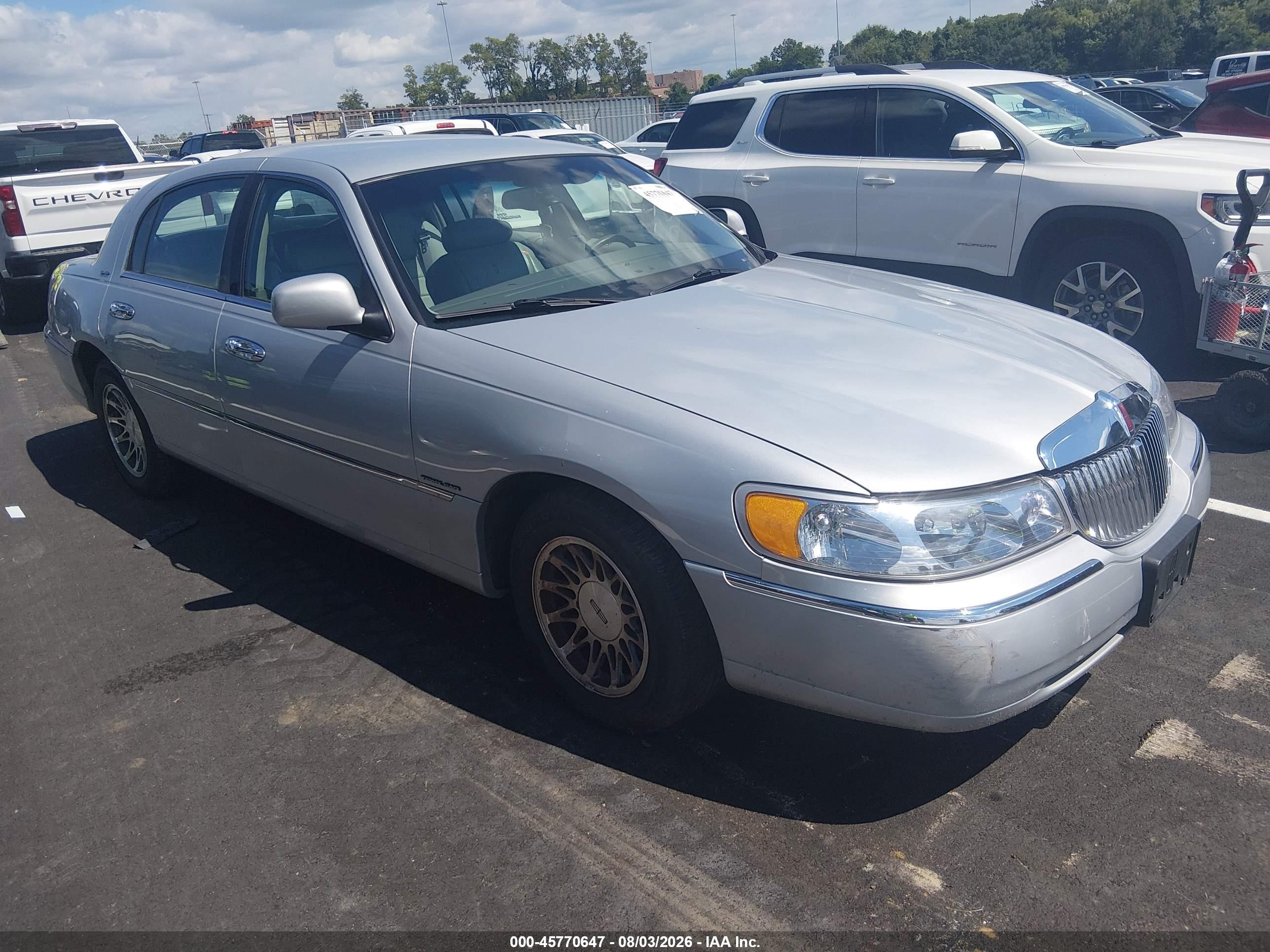 2000 Lincoln Town Car Signature, VIN 1LNHM82W2YY790983 — Normal wear