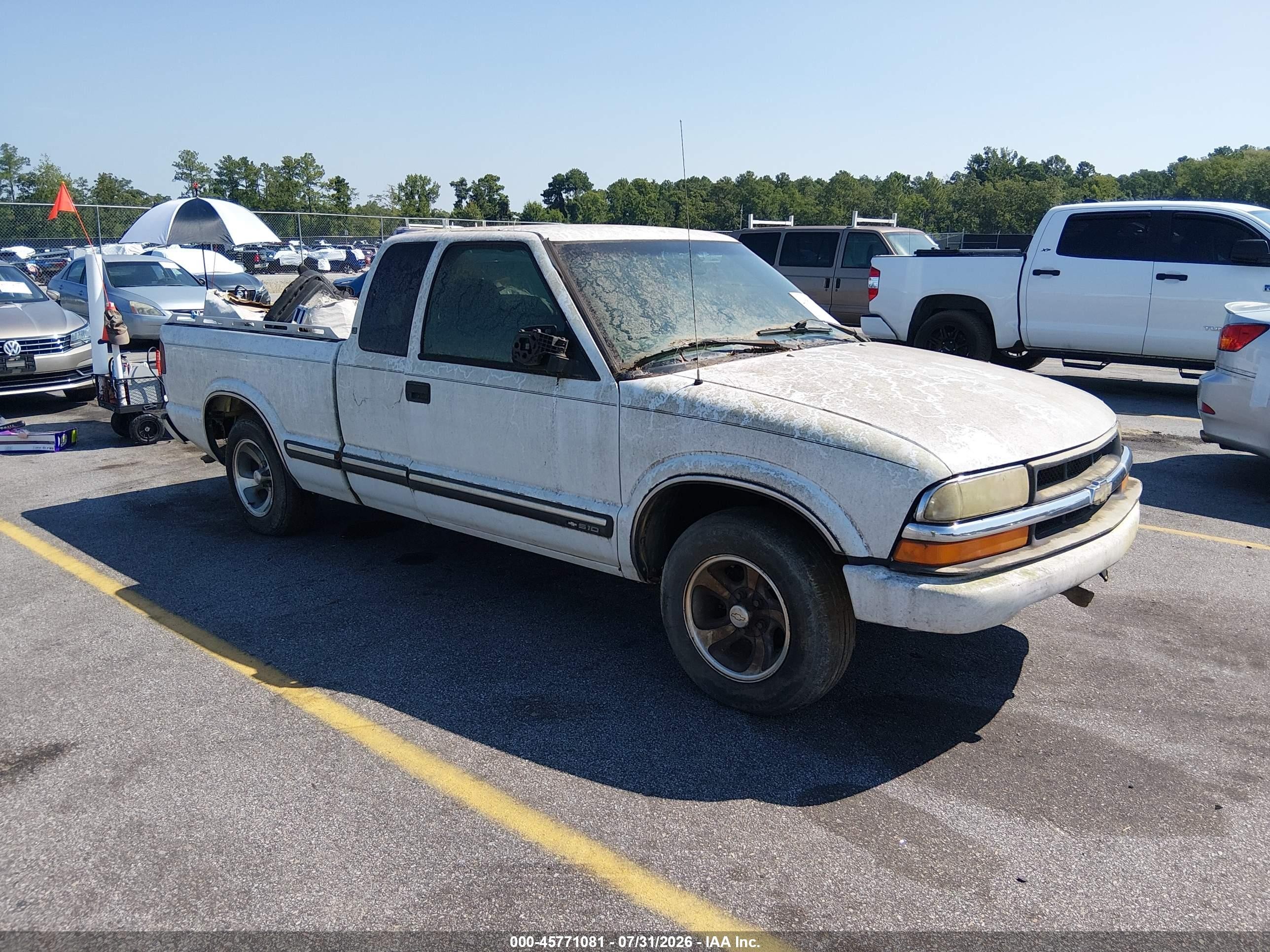 2002 Chevrolet S-10 LS, VIN 1GCCS19W128106255 — Normal wear