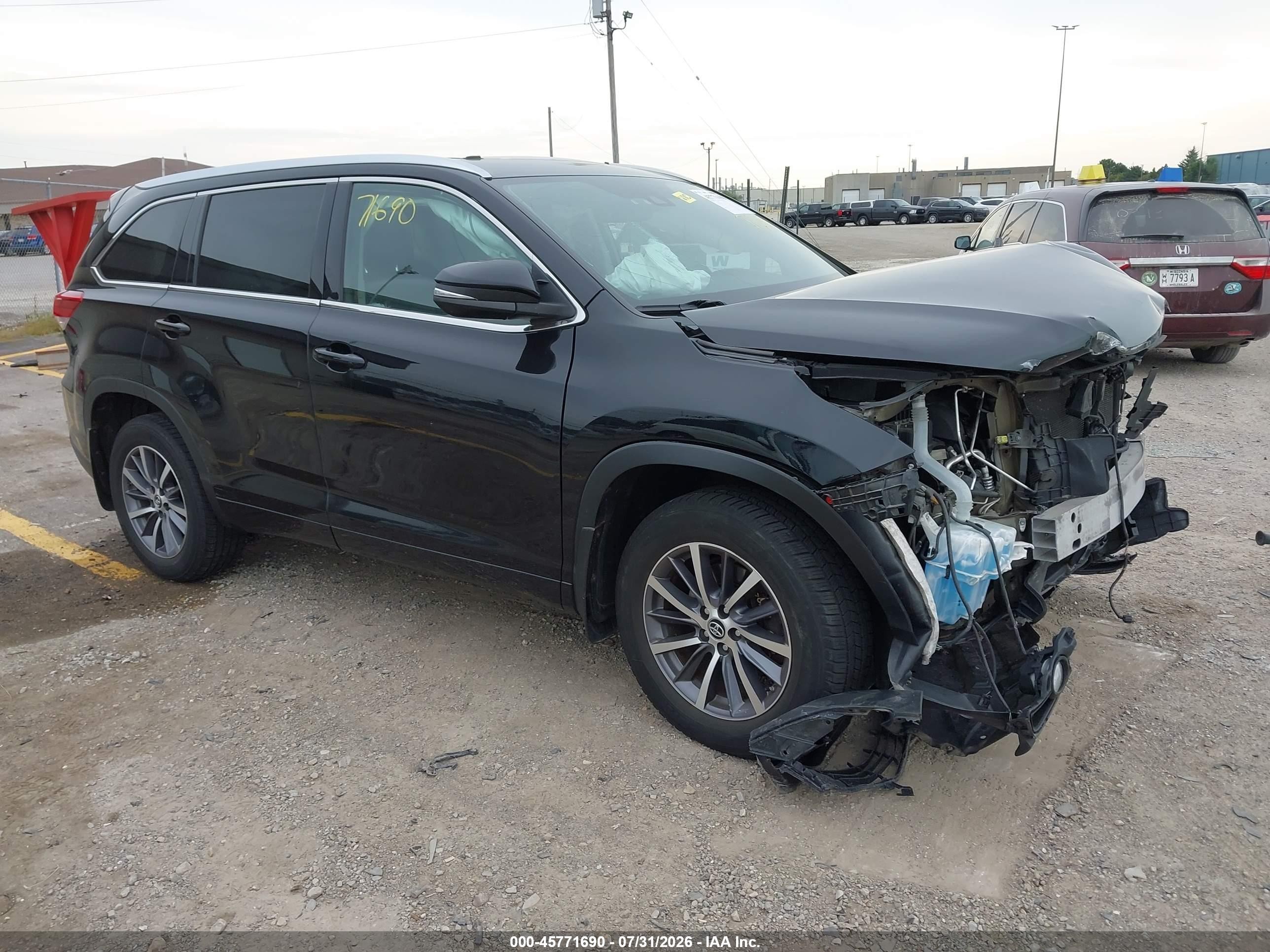 2017 Toyota Highlander XLE, VIN 5TDJZRFH8HS465162 — Front end