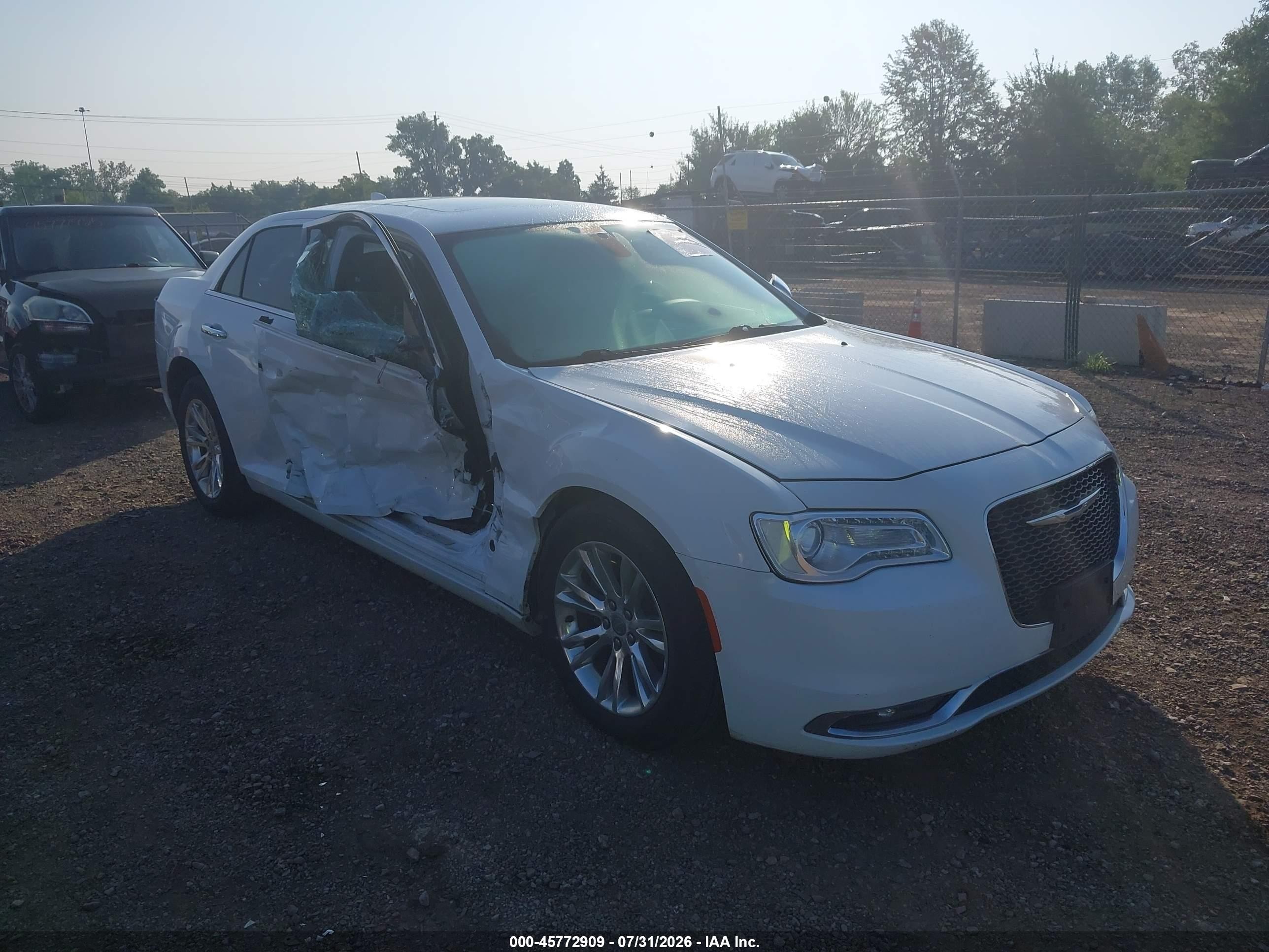 2016 Chrysler 300 C, VIN 2C3CCAEG4GH105859 — Side