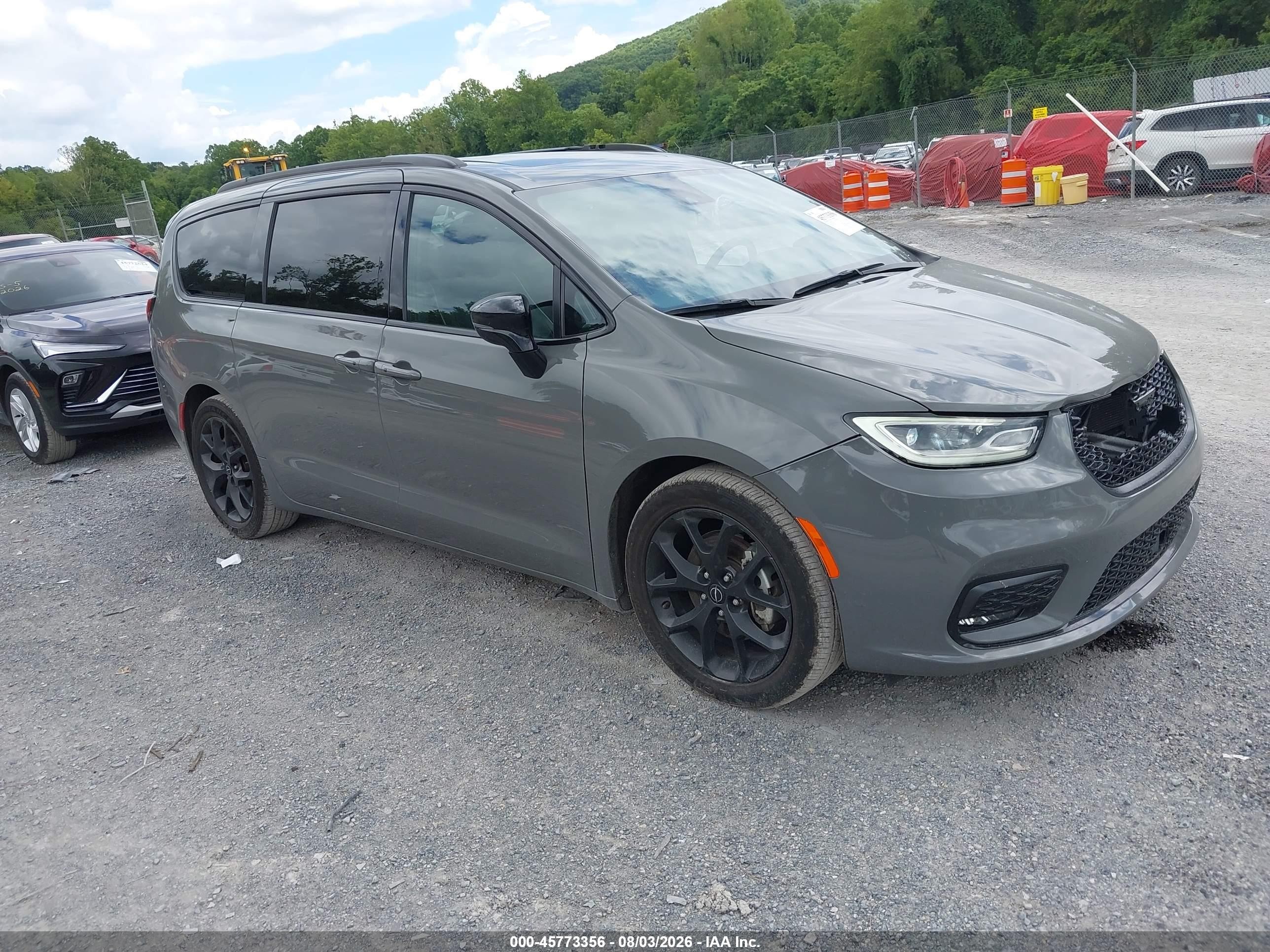 2025 Chrysler Pacifica Limited, VIN 2C4RC1GG1SR552350 — Front end