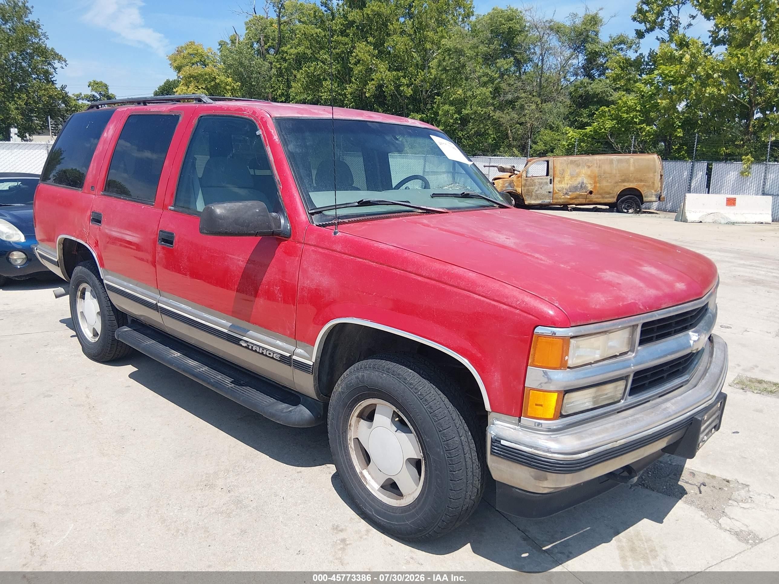 1999 Chevrolet Tahoe, VIN 1GNEK13R2XJ376601 — Normal wear