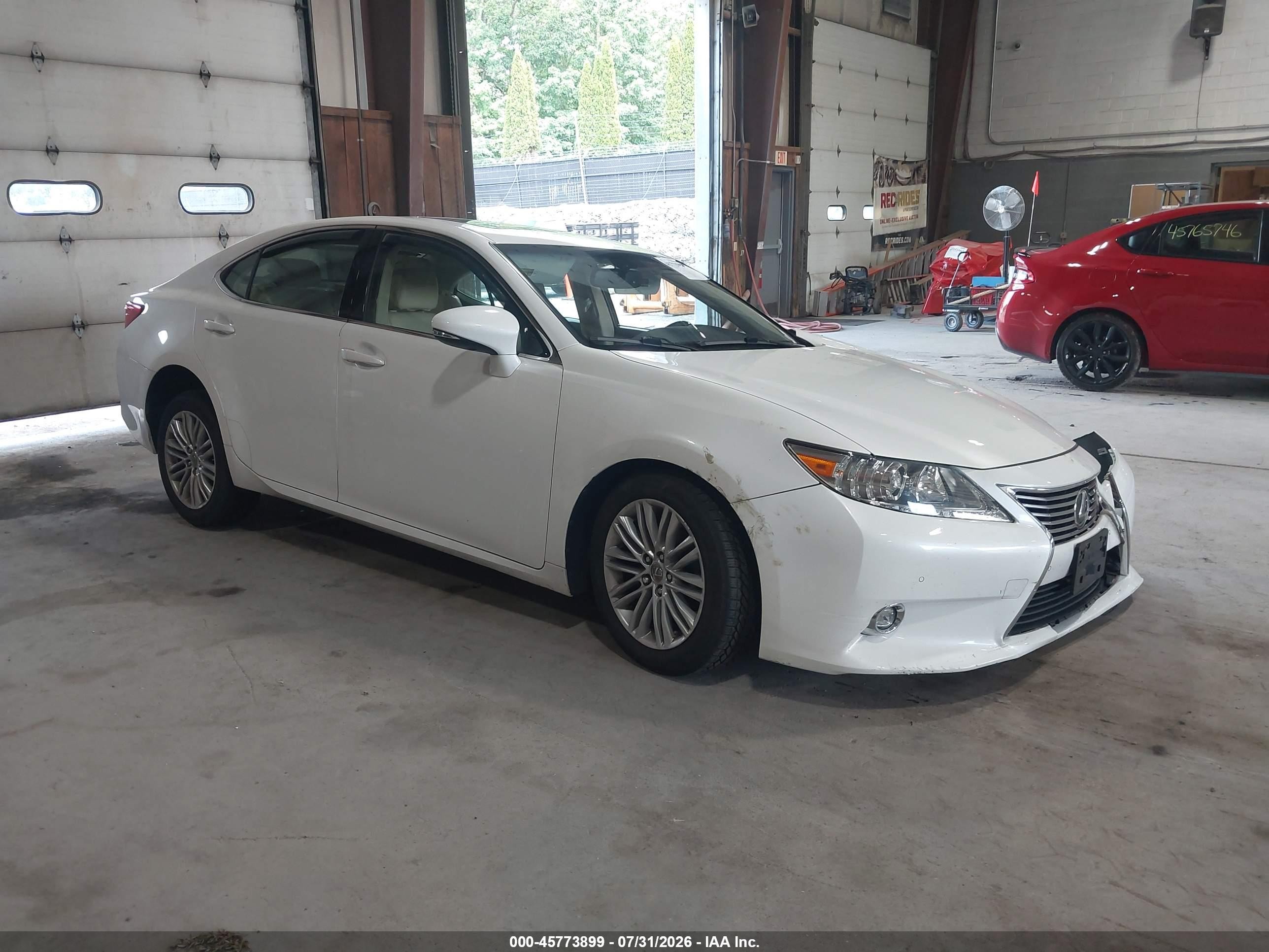 2015 Lexus ES 330, VIN JTHBK1GG7F2153871 — Перед