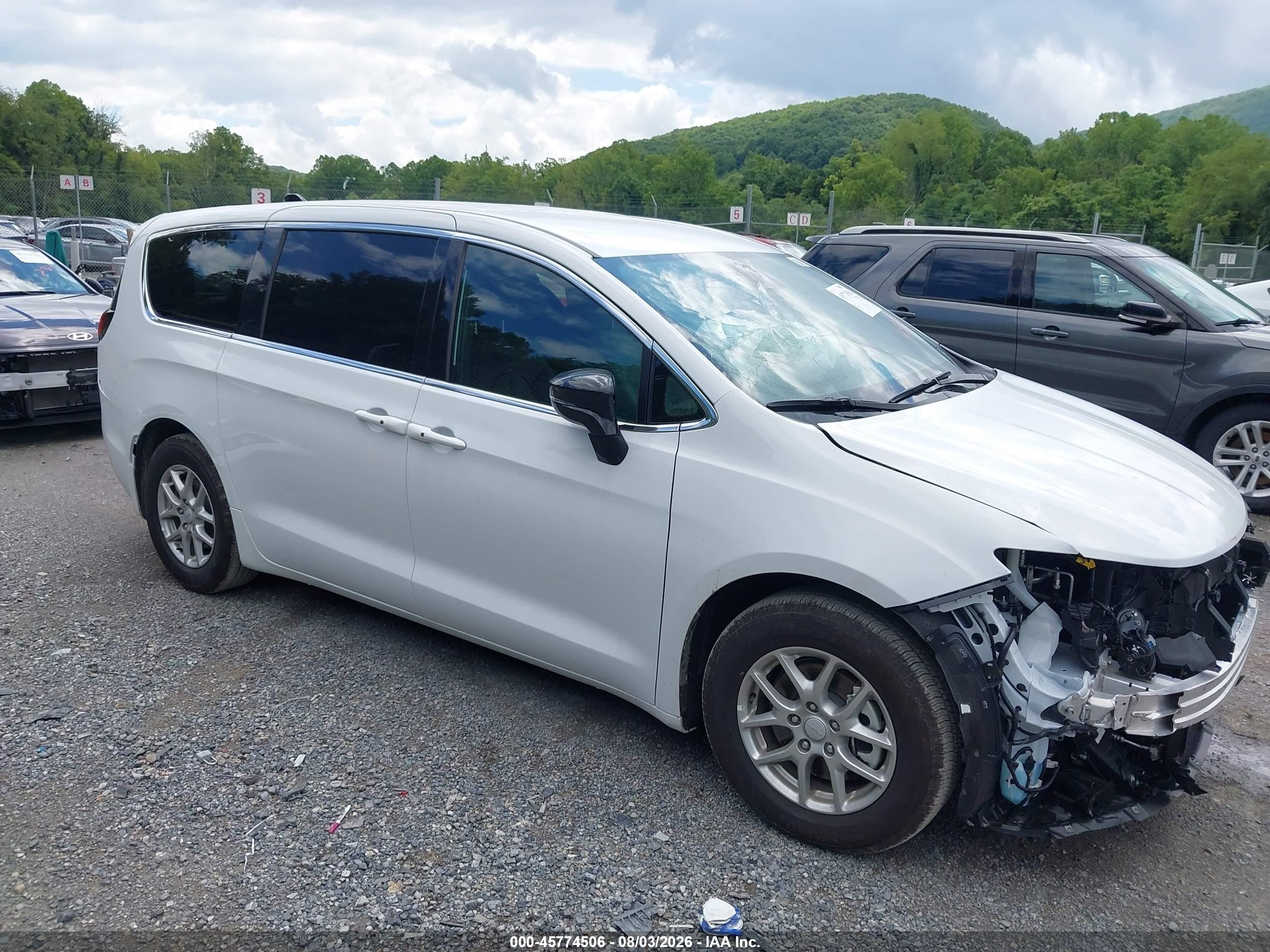 2027 Chrysler Pacifica Select, VIN 2C4RC1BG2VR562753 — Front end