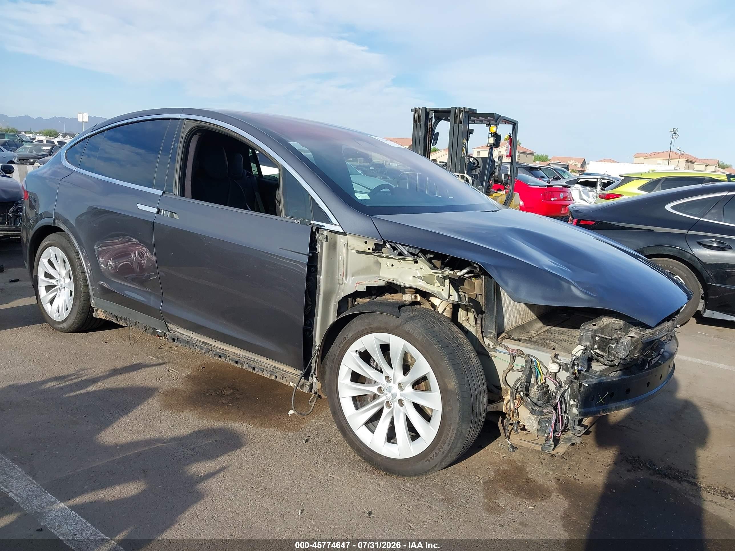 2018 Tesla Model X 75D, VIN 5YJXCDE20JF101355 — Перед