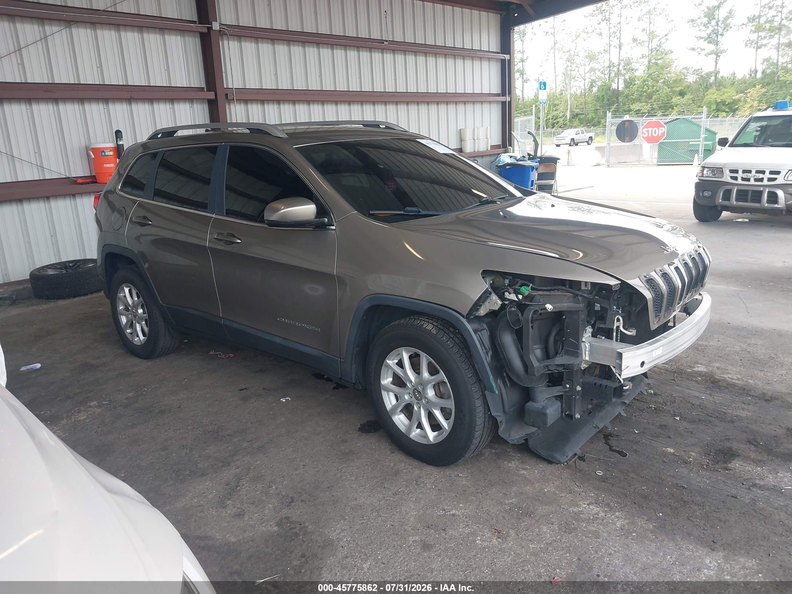 2016 Jeep Cherokee Latitude, VIN 1C4PJMCS6GW255999 — Front end