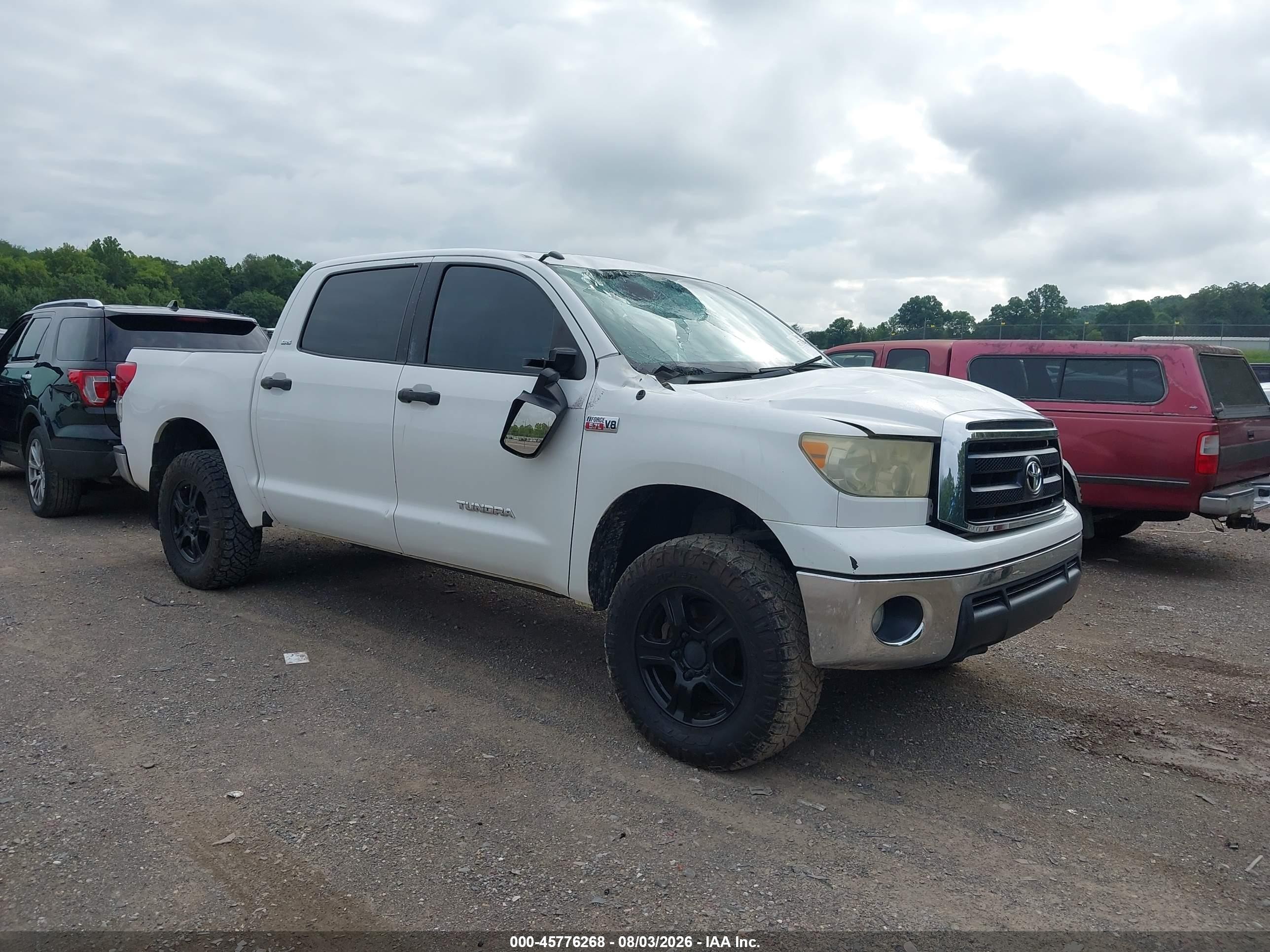 2010 Toyota Tundra, VIN 5TFDW5F16AX127065 — Front end