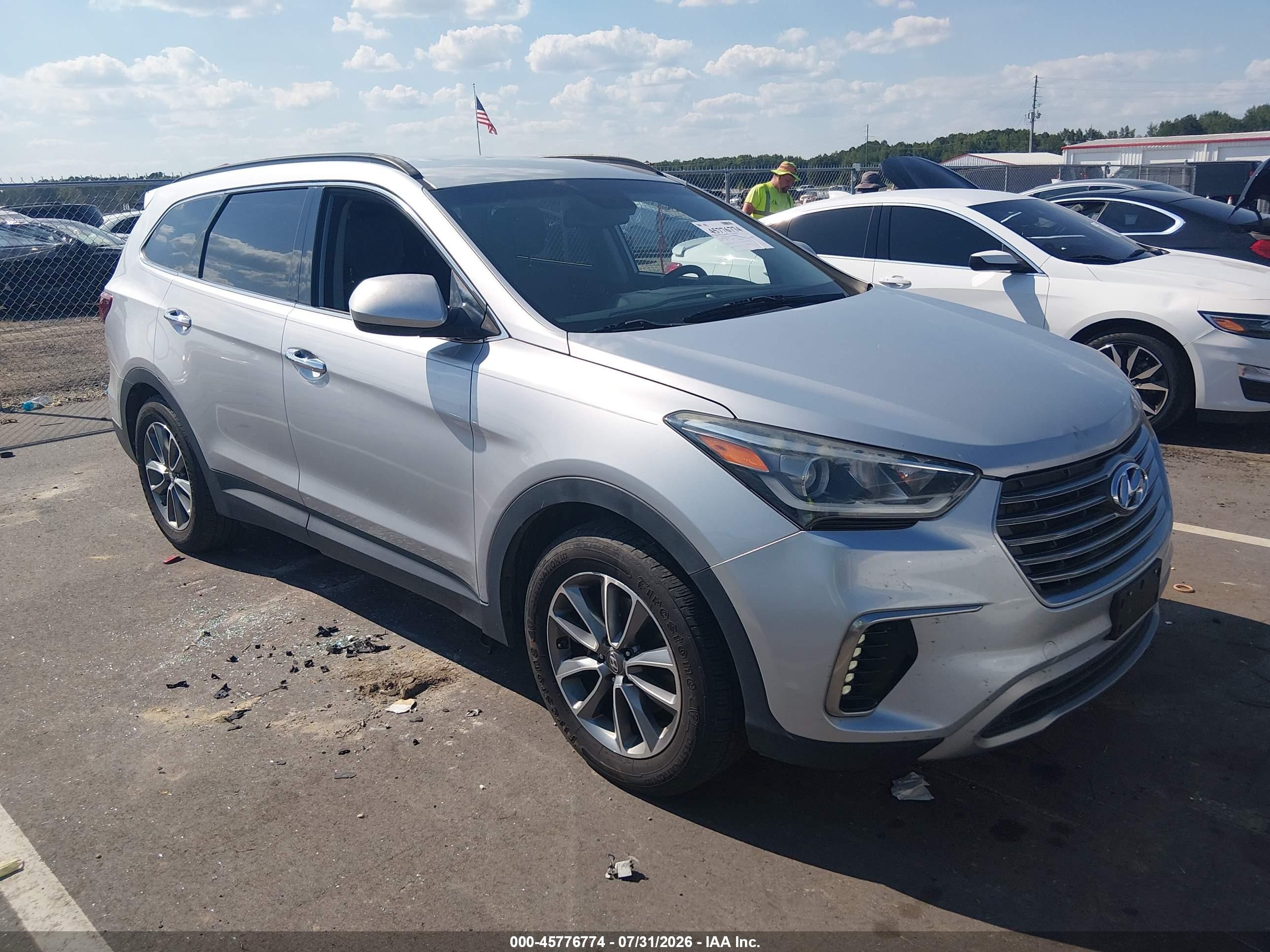 2017 Hyundai Santa Fe SE, VIN KM8SM4HF5HU194957 — Зад