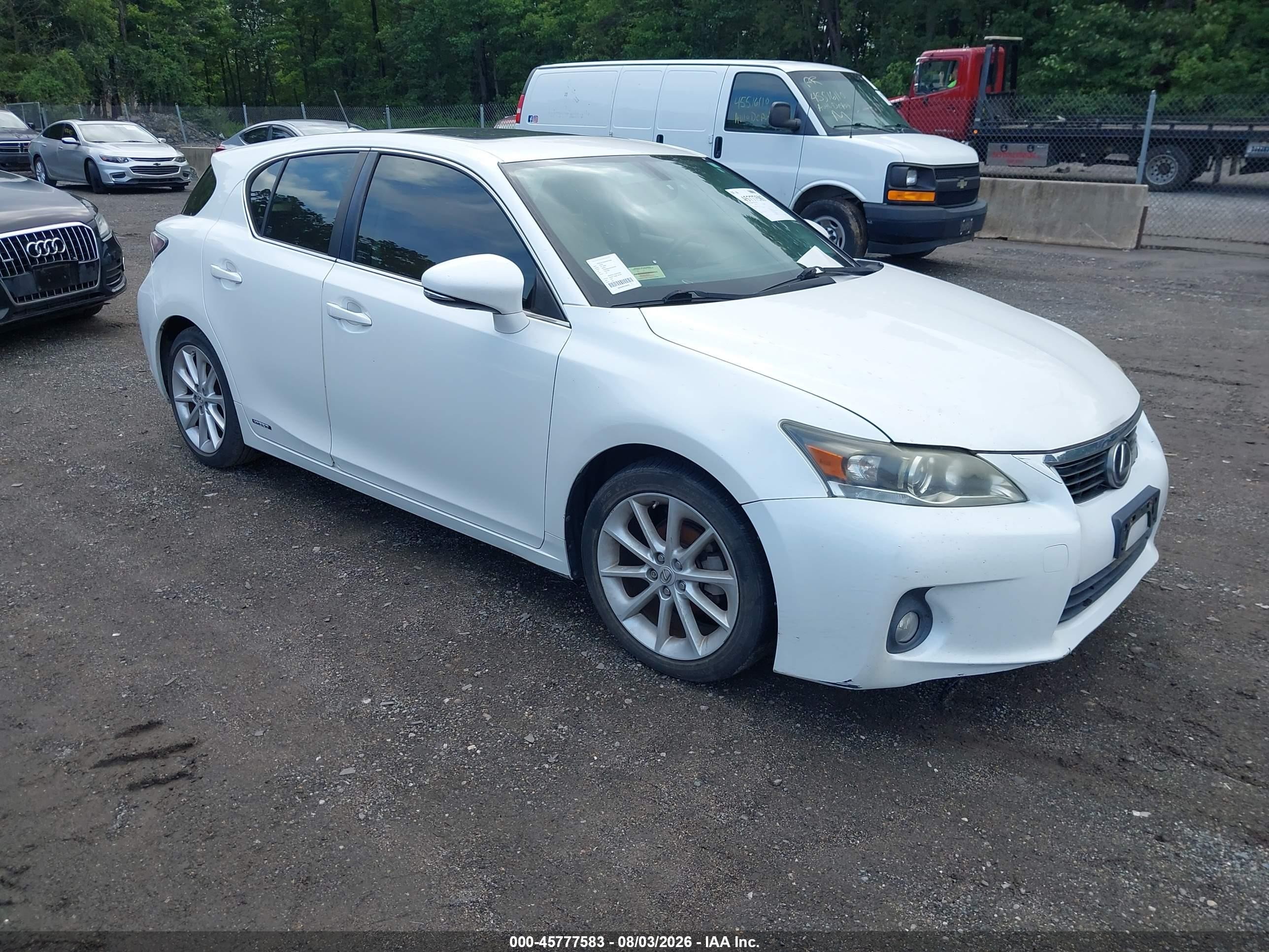 2013 Lexus CT 200h, VIN JTHKD5BH0D2152799 — Front end