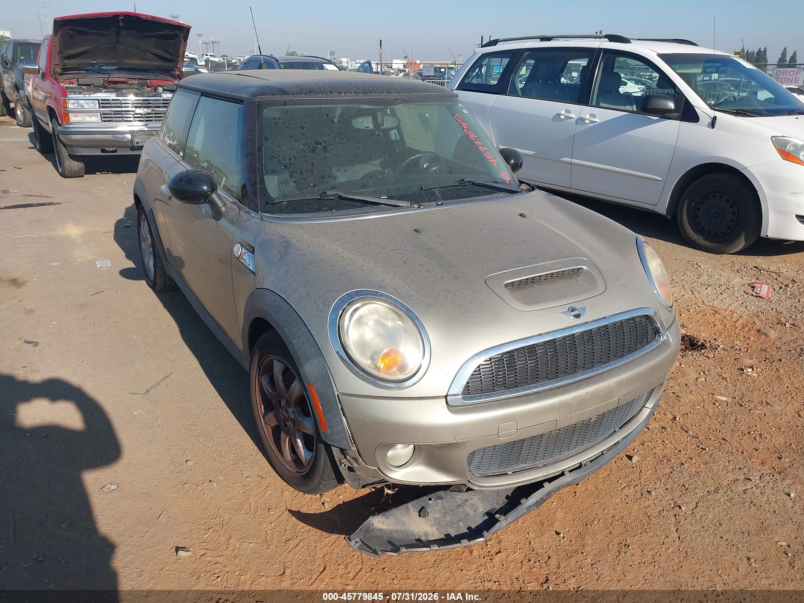 2010 MINI Hardtop S, VIN WMWMF7C59ATZ72662 — Normal wear