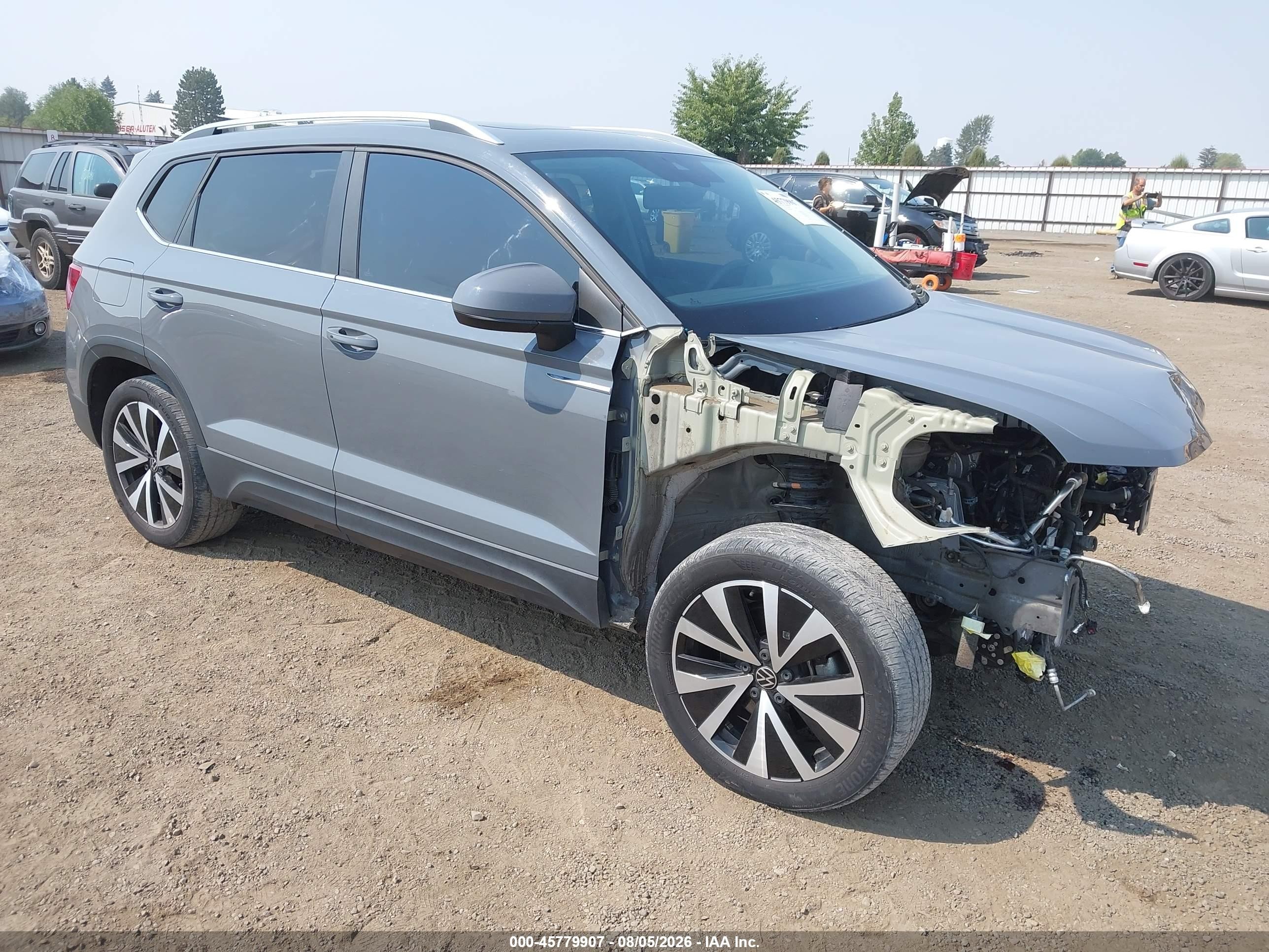 2023 Volkswagen Taos SE, VIN 3VVNX7B2XPM300467 — Front end
