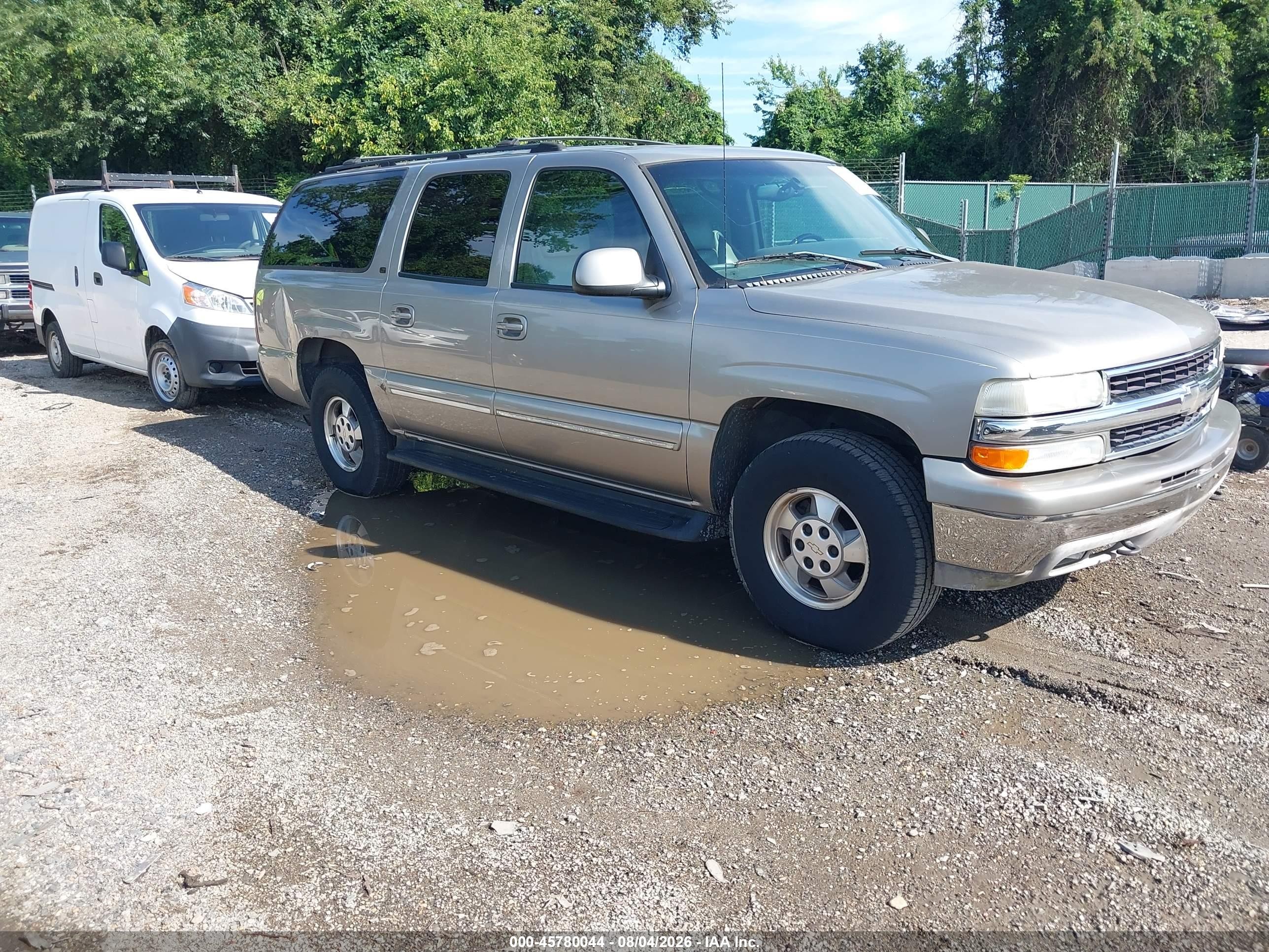 2001 Chevrolet Suburban LS, VIN 3GNFK16T81G197886 — Rear end