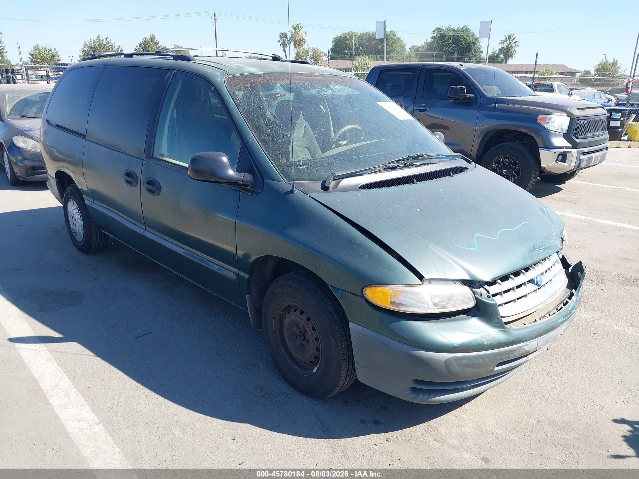1997 Plymouth Grand Voyager, VIN 2P4GP24RXVR446261 — Front end