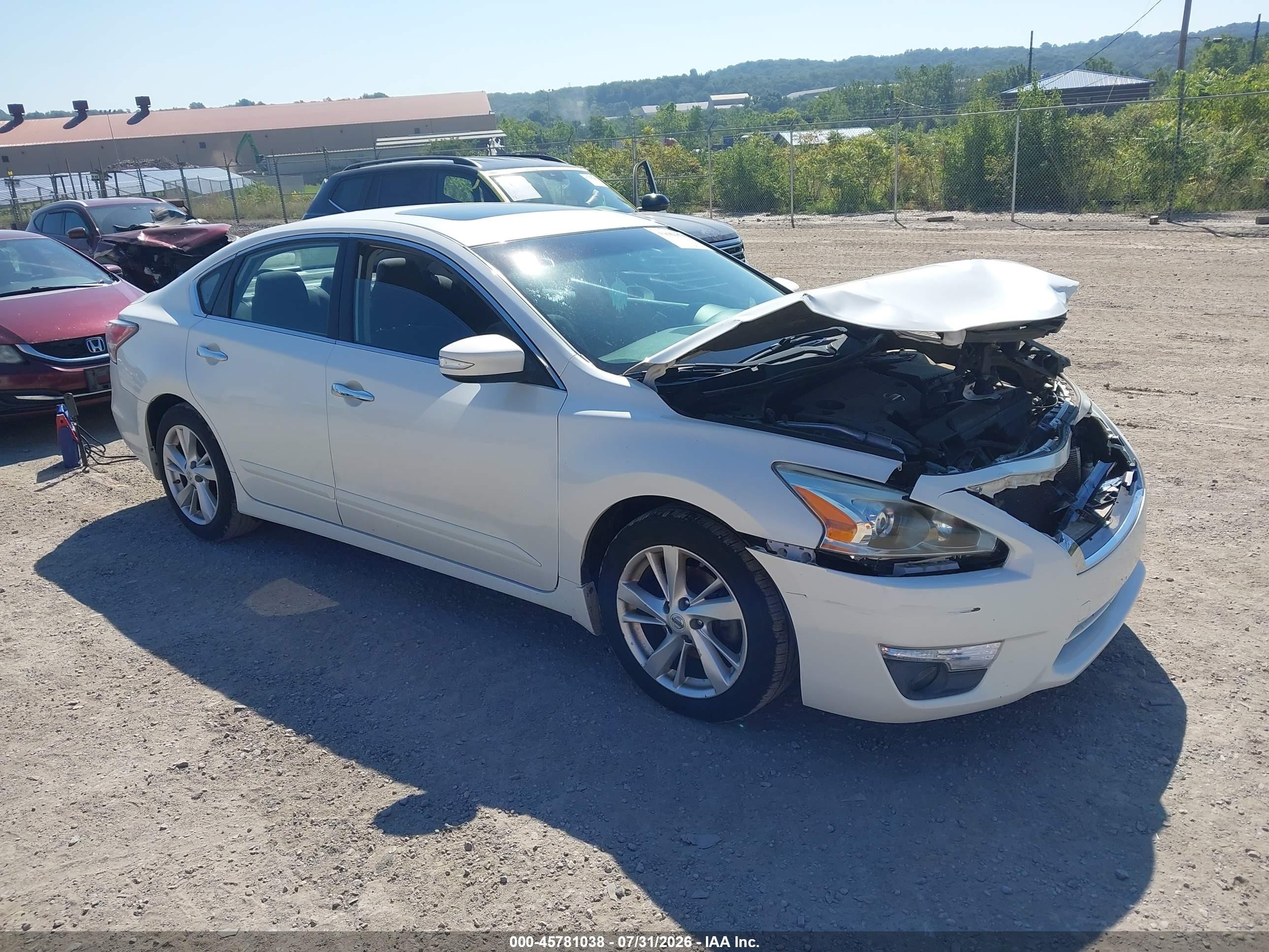 2014 Nissan Altima S, VIN 1N4AL3AP4EC105581 — Front end
