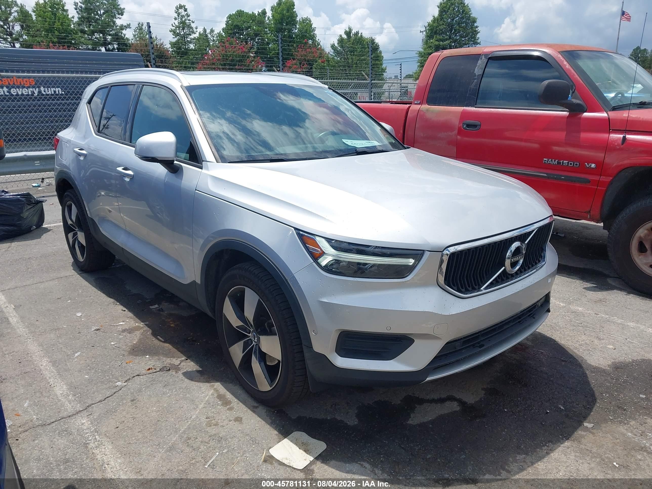 2019 Volvo XC40 Momentum, VIN YV4162UK5K2133643 — Rear end