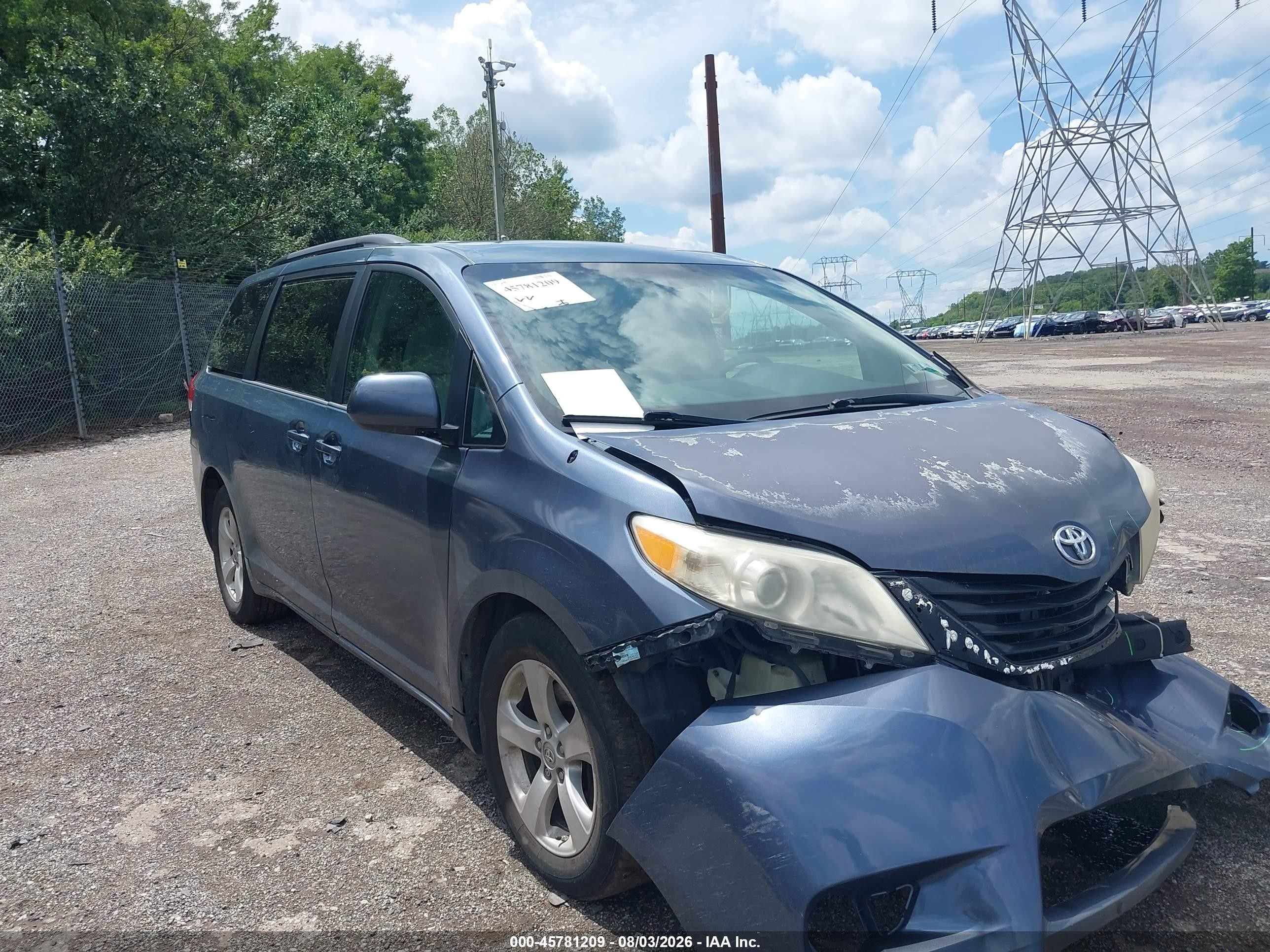 2014 Toyota Sienna LE, VIN 5TDKK3DC5ES478945 — Front end